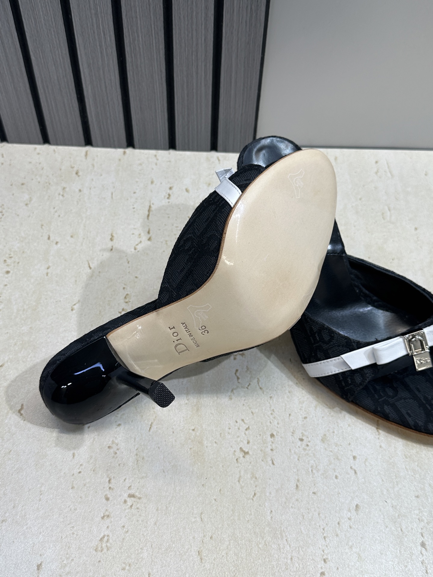 Dior 迪奥 2026春夏新款高跟蝴蝶结拼色女鞋 CD字母logo五金扣圆头露趾凉拖鞋材质：鞋面高温水