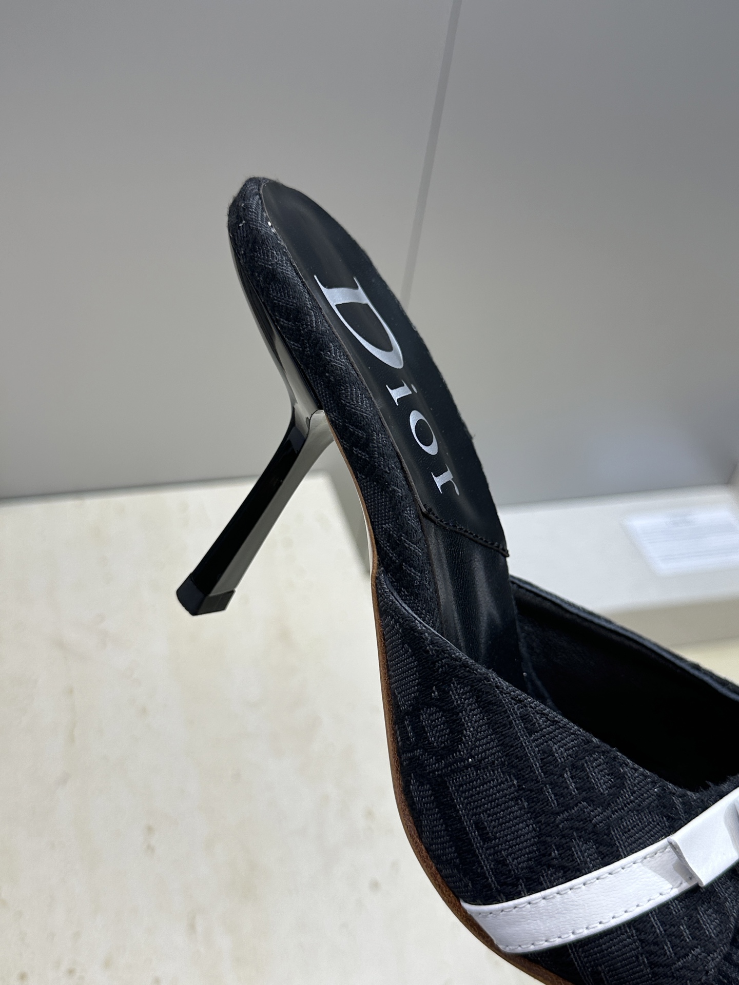 Dior 迪奥 2026春夏新款高跟蝴蝶结拼色女鞋 CD字母logo五金扣圆头露趾凉拖鞋材质：鞋面高温水