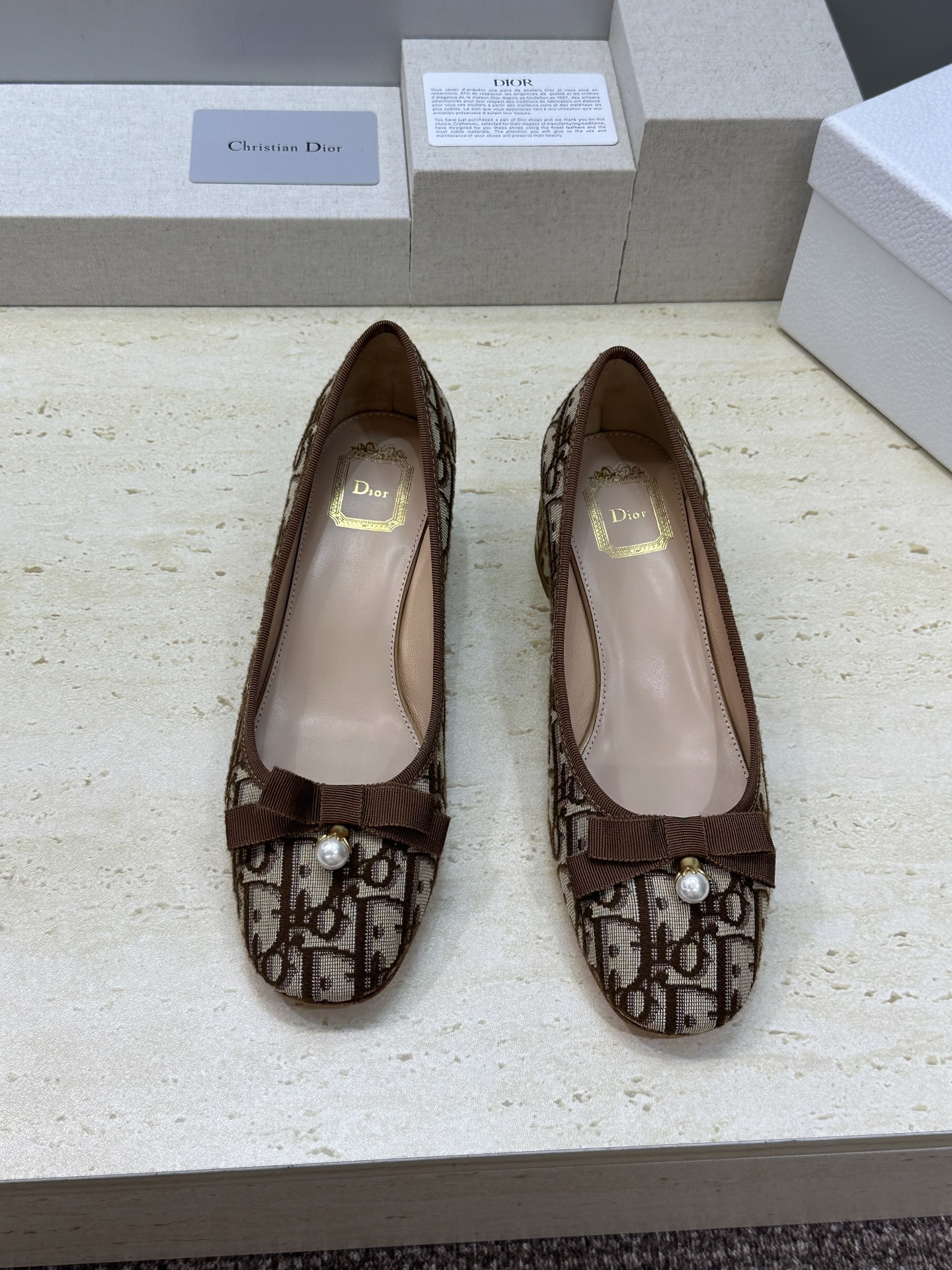 NO:869877,Dior 2026 Spring and Summer Haute Couture Series New D-Ramour Iconic Oblique Electric Embroidery Flat Mary Jane Ballerina Shoes CD Letter Logo Hardware Pearl Buckle Thick Heel Bow Knot Color Blocking Shoes Material Upper High Temperature Water-Soluble Electric Embroidery Technology Fabric + Water-dyed Sheepskin Lining + Italian Genuine Leather Outsole Heel Height: Flat Bottom/3.5CM  Size 34-43 (34.40.41.42.43 customized, non-refundable and non-exchangeable), single shoes, dior, dior, mary jane, sheepskin, Leather soles19860909迪奥 Dior 2026春夏高定系列新款 D-Ramour 标志性Oblique电绣平底玛丽珍芭蕾舞女鞋 CD字母logo五金珍珠扣粗跟蝴蝶结拼色单鞋 材质鞋面高温水溶电绣科技面料+水染羊皮内里+意大利真皮大底 跟高:平底/3.5CM 码数34-43（34.40.41.42.43定制不退不换）,单鞋,dior,dior,mary jane,sheepskin,Leather soles,Women's Shoes