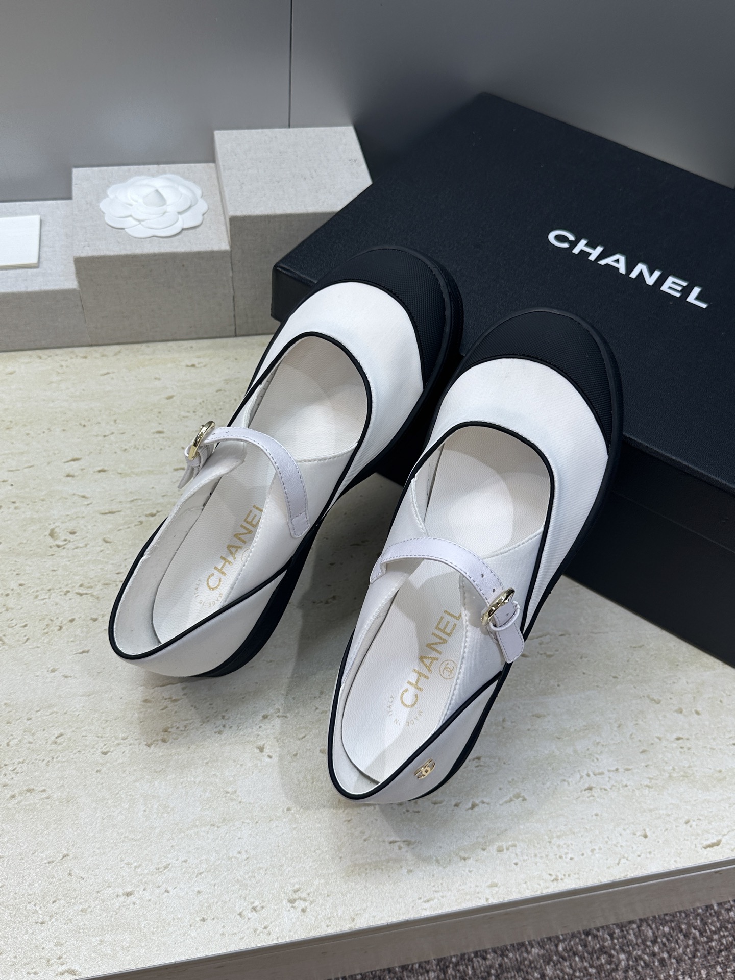 香奈儿 CHANEL 2026春夏新款拼色芭蕾舞女鞋 小香双C字母logo五金扣平底圆头乐福单鞋 材质：