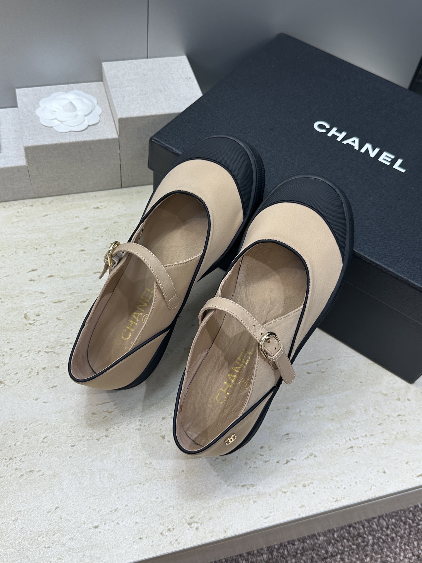 香奈儿 CHANEL 2026春夏新款拼色芭蕾舞女鞋 小香双C字母logo五金扣平底圆头乐福单鞋 材质：