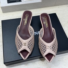 CHANEL 香奈儿 2026春夏走秀新款时尚粗跟拼色女鞋 小香双C字母logo五金扣高跟尖头鱼嘴露趾 CHANEL 香奈儿 2026春夏走秀新款时尚粗跟拼色女鞋 小香双C字母logo五金扣高跟尖头鱼嘴露趾