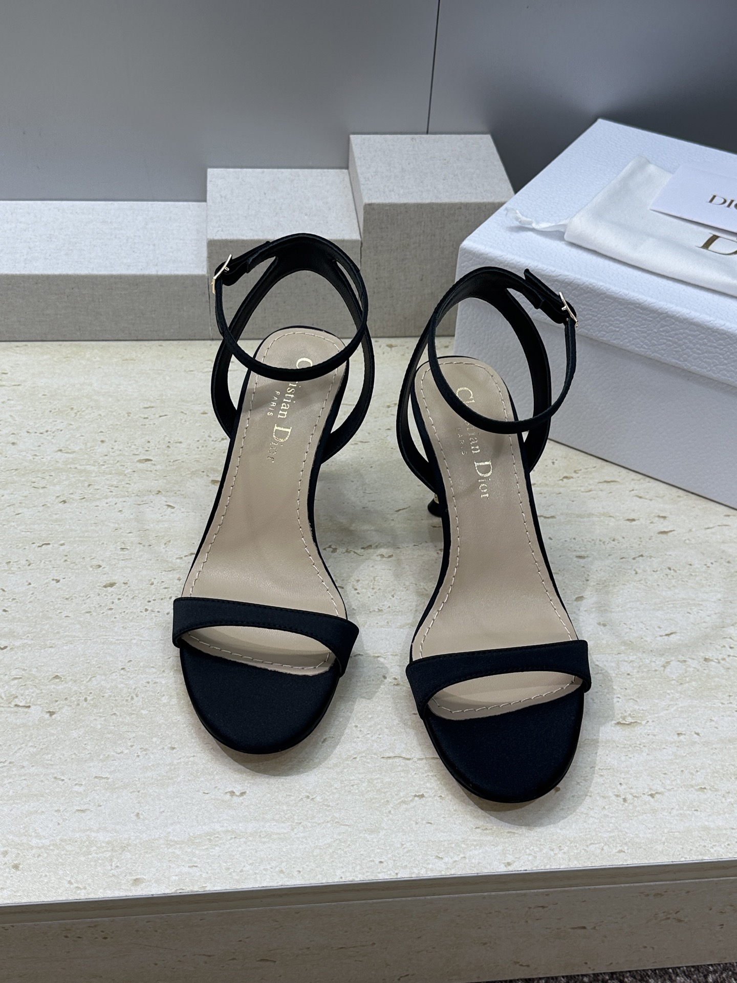迪奥  Dior 2026春夏走秀高定新款 Icon 时尚气质女鞋 明星同款CD字母logo五金扣高跟圆