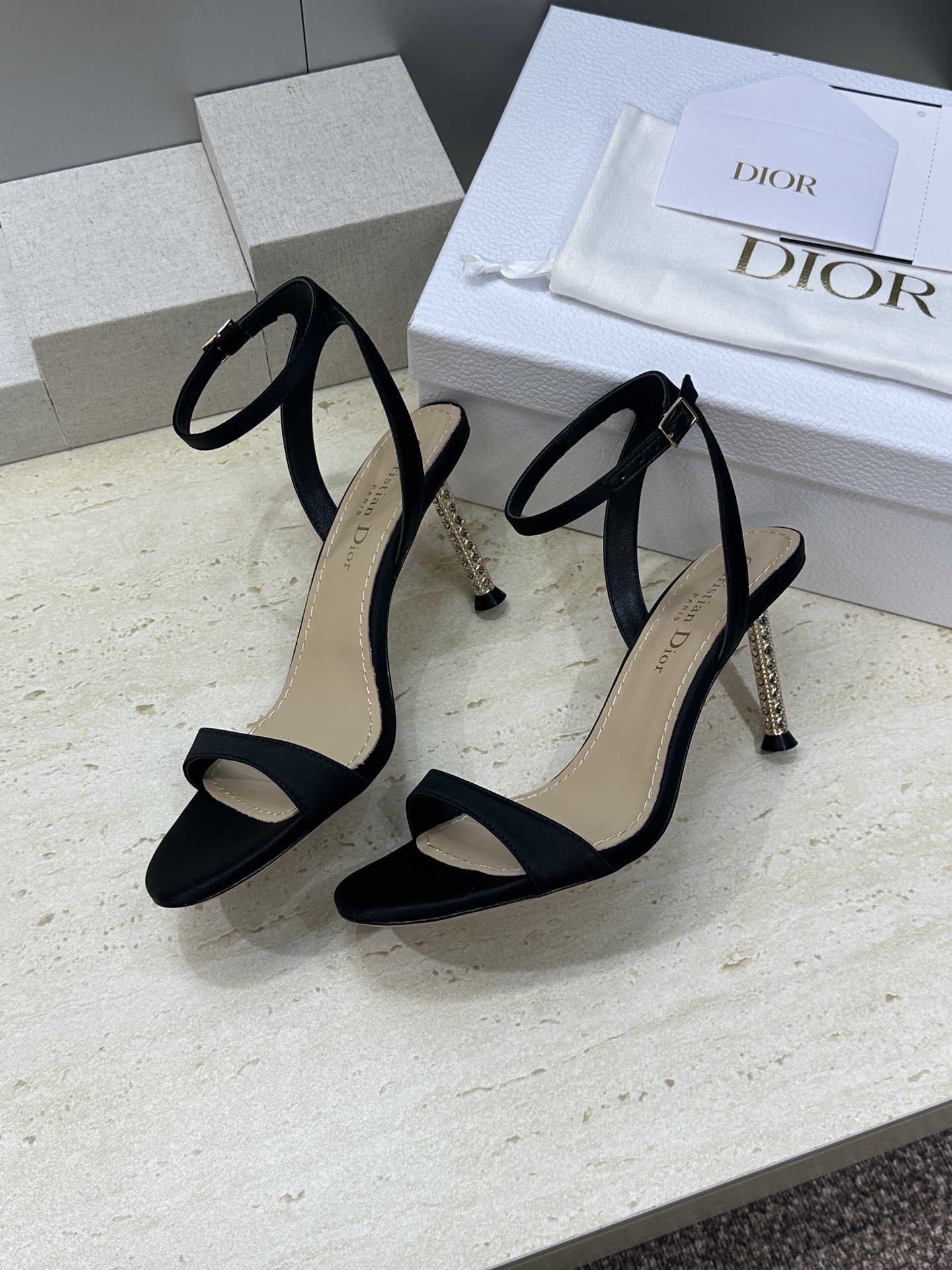 迪奥  Dior 2026春夏走秀高定新款 Icon 时尚气质女鞋 明星同款CD字母logo五金扣高跟圆