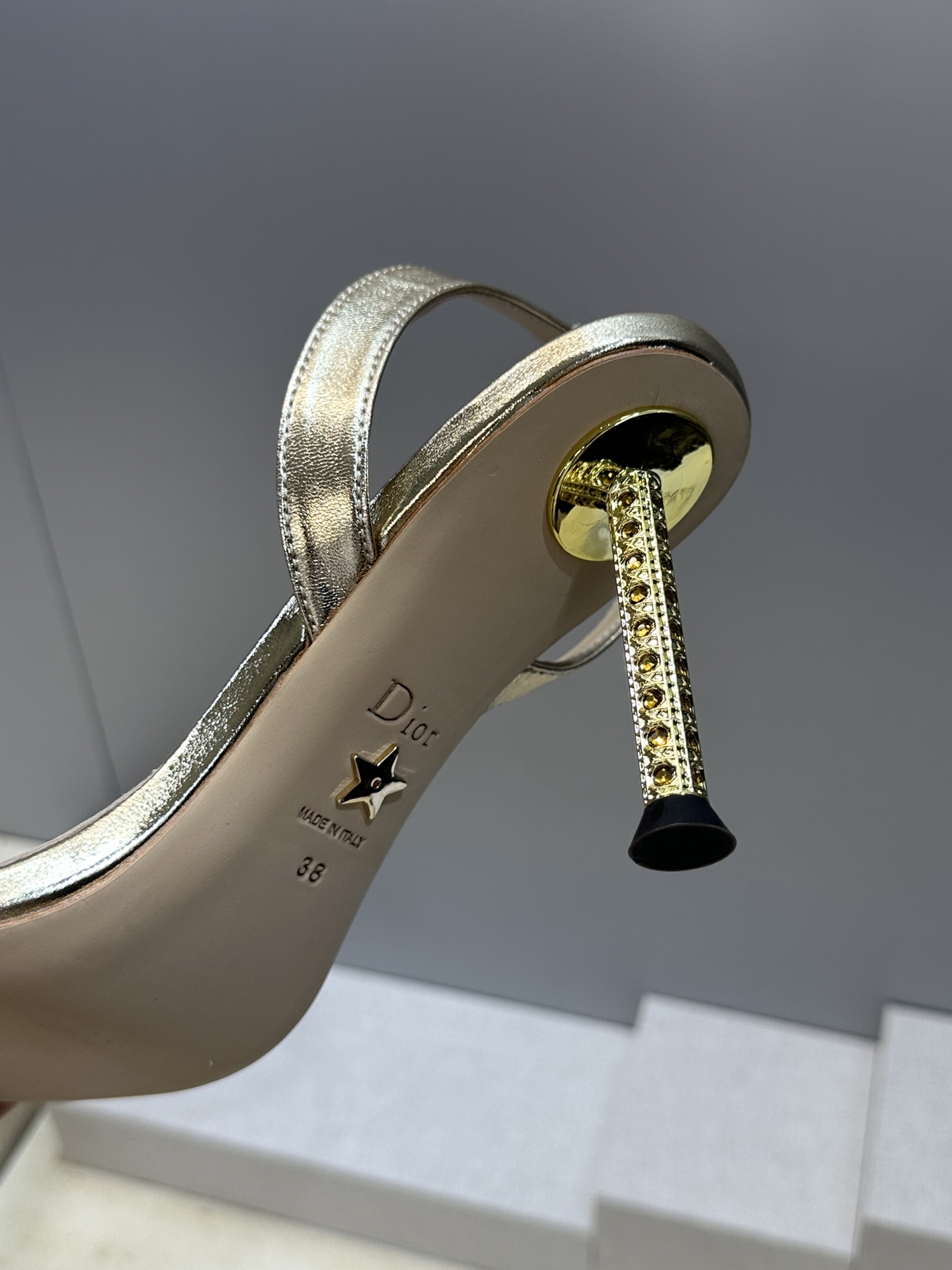迪奥  Dior 2026春夏走秀高定新款 Icon 时尚气质女鞋 明星同款CD字母logo五金扣高跟圆