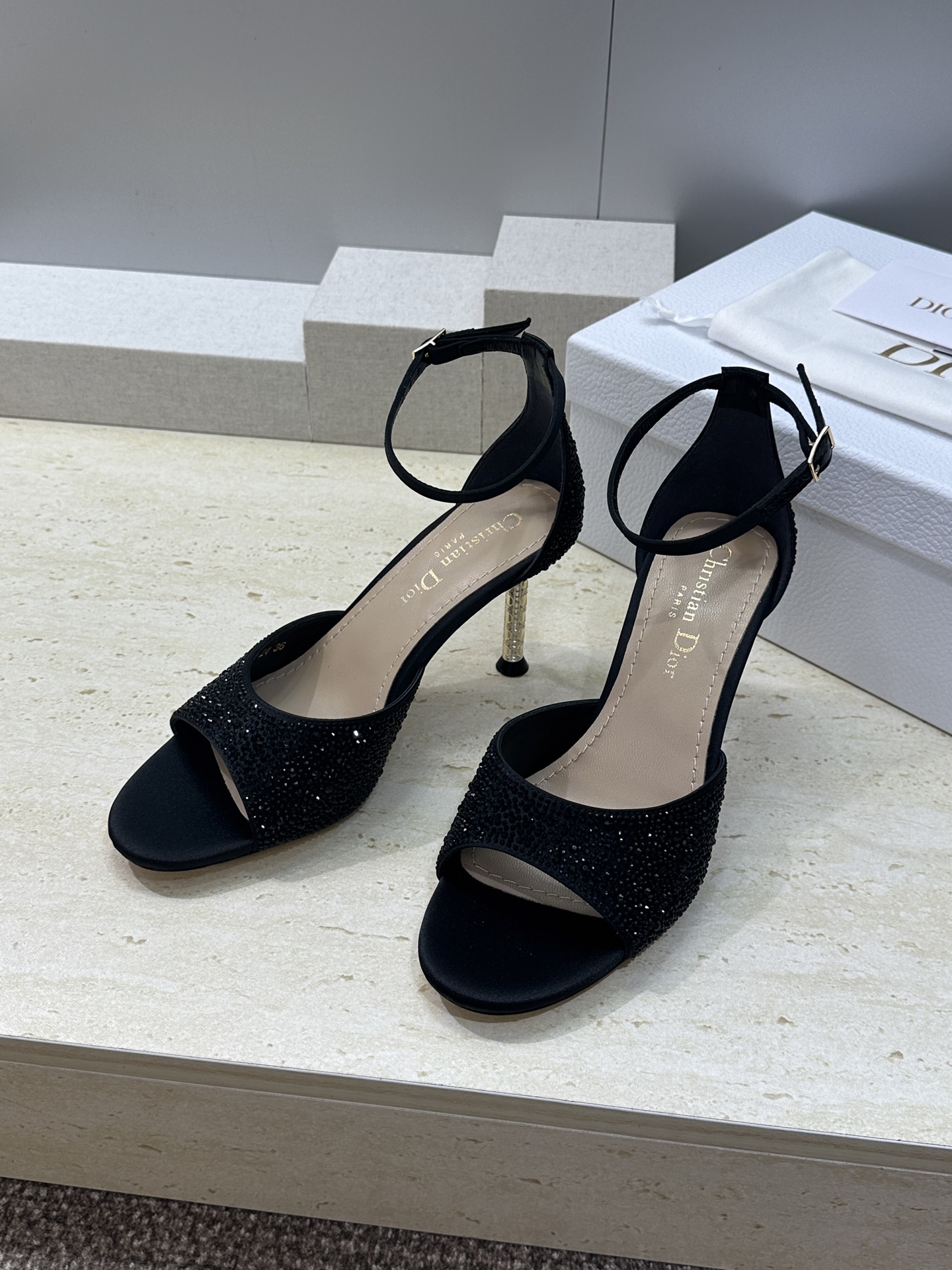 迪奥  Dior 2026春夏走秀高定新款 Icon 时尚水钻气质女鞋 明星同款CD字母logo五金扣高