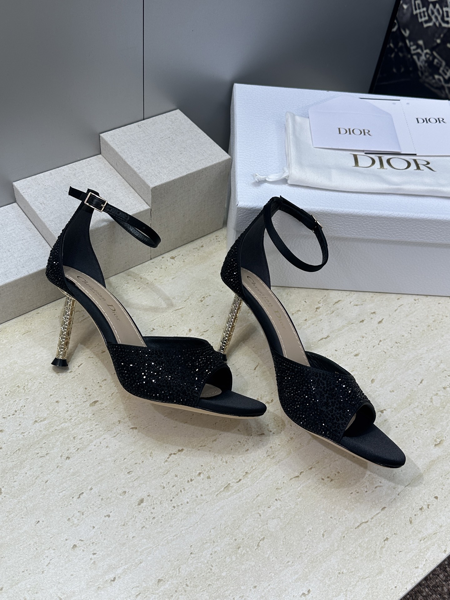 迪奥  Dior 2026春夏走秀高定新款 Icon 时尚水钻气质女鞋 明星同款CD字母logo五金扣高