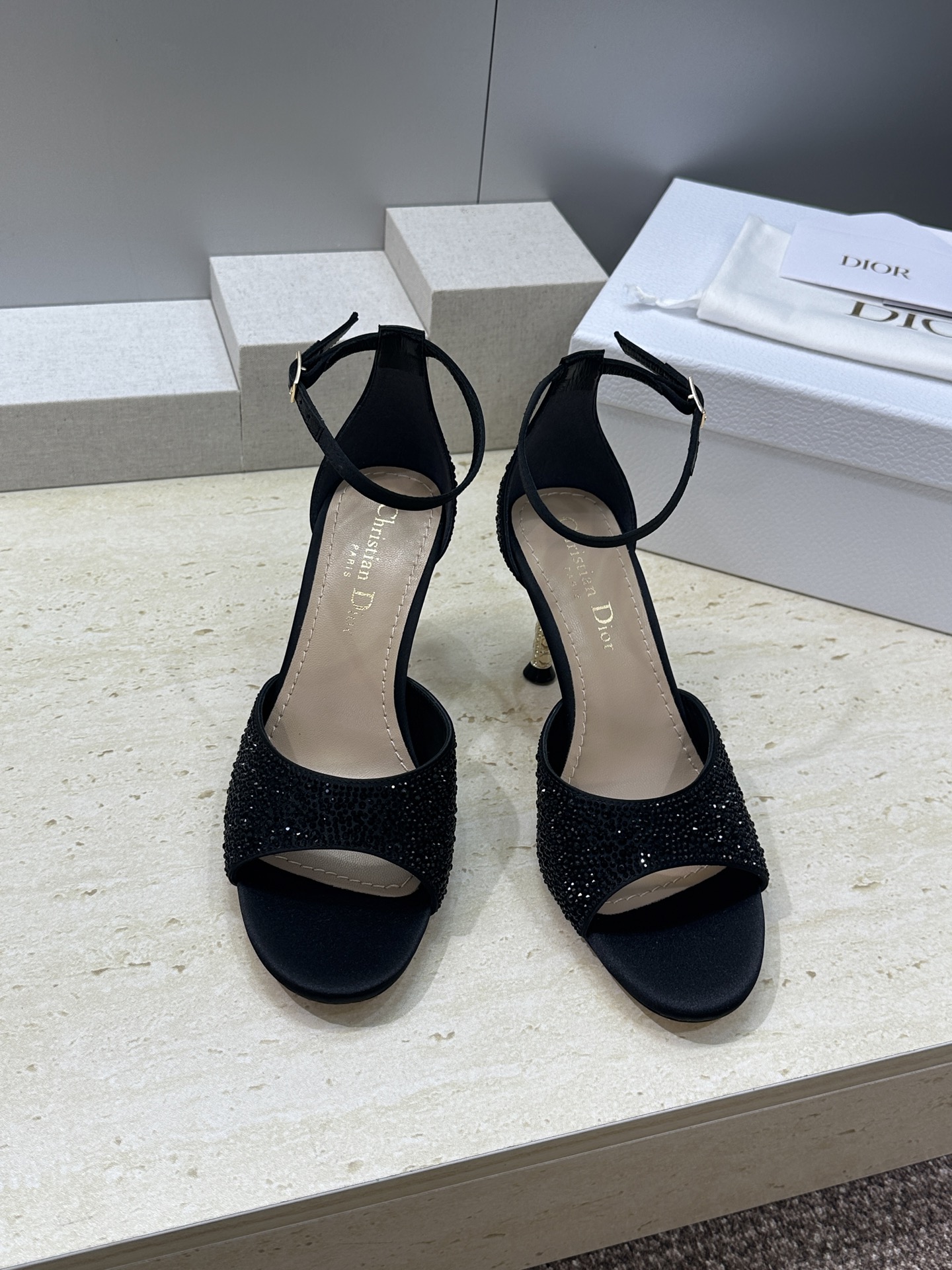 迪奥  Dior 2026春夏走秀高定新款 Icon 时尚水钻气质女鞋 明星同款CD字母logo五金扣高