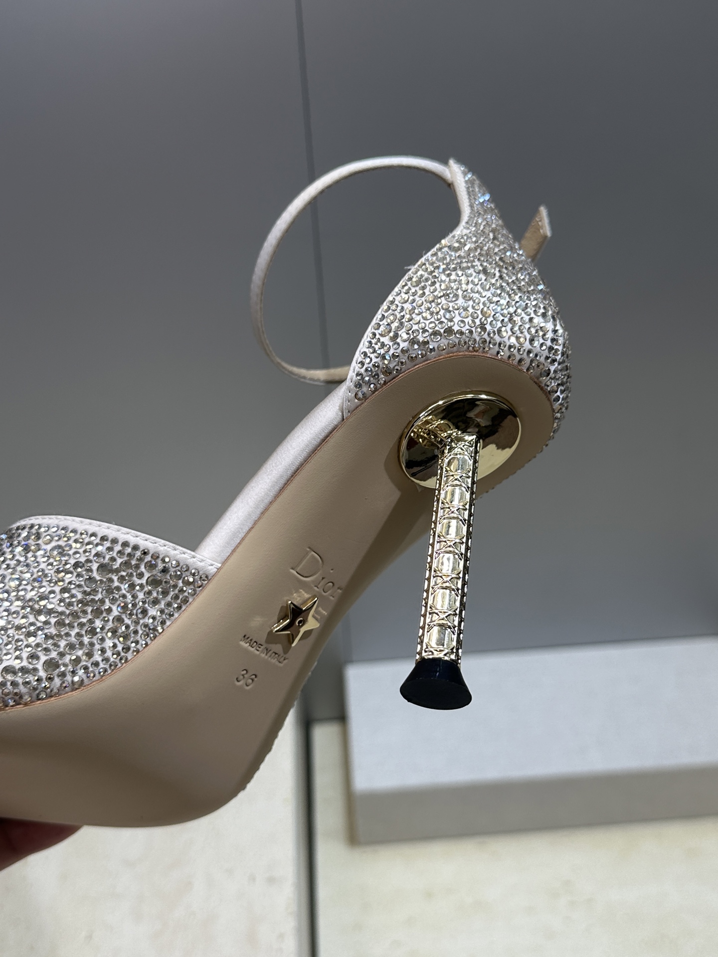 迪奥  Dior 2026春夏走秀高定新款 Icon 时尚水钻气质女鞋 明星同款CD字母logo五金扣高