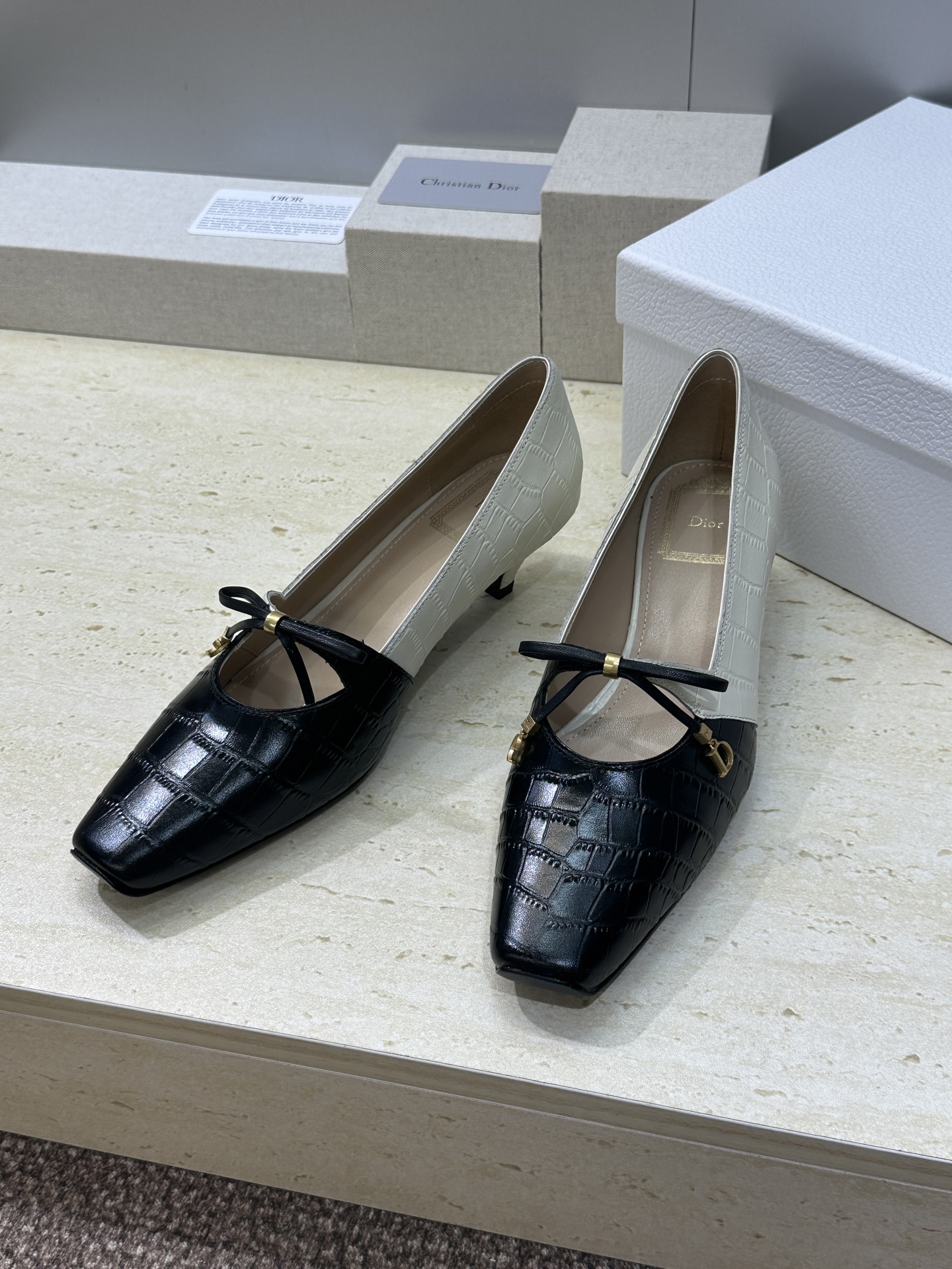 迪奥 Dior 2026 春夏新款高定系列 Muse 高跟蝴蝶结流苏玛丽珍芭蕾舞女鞋  明星同款CD字母