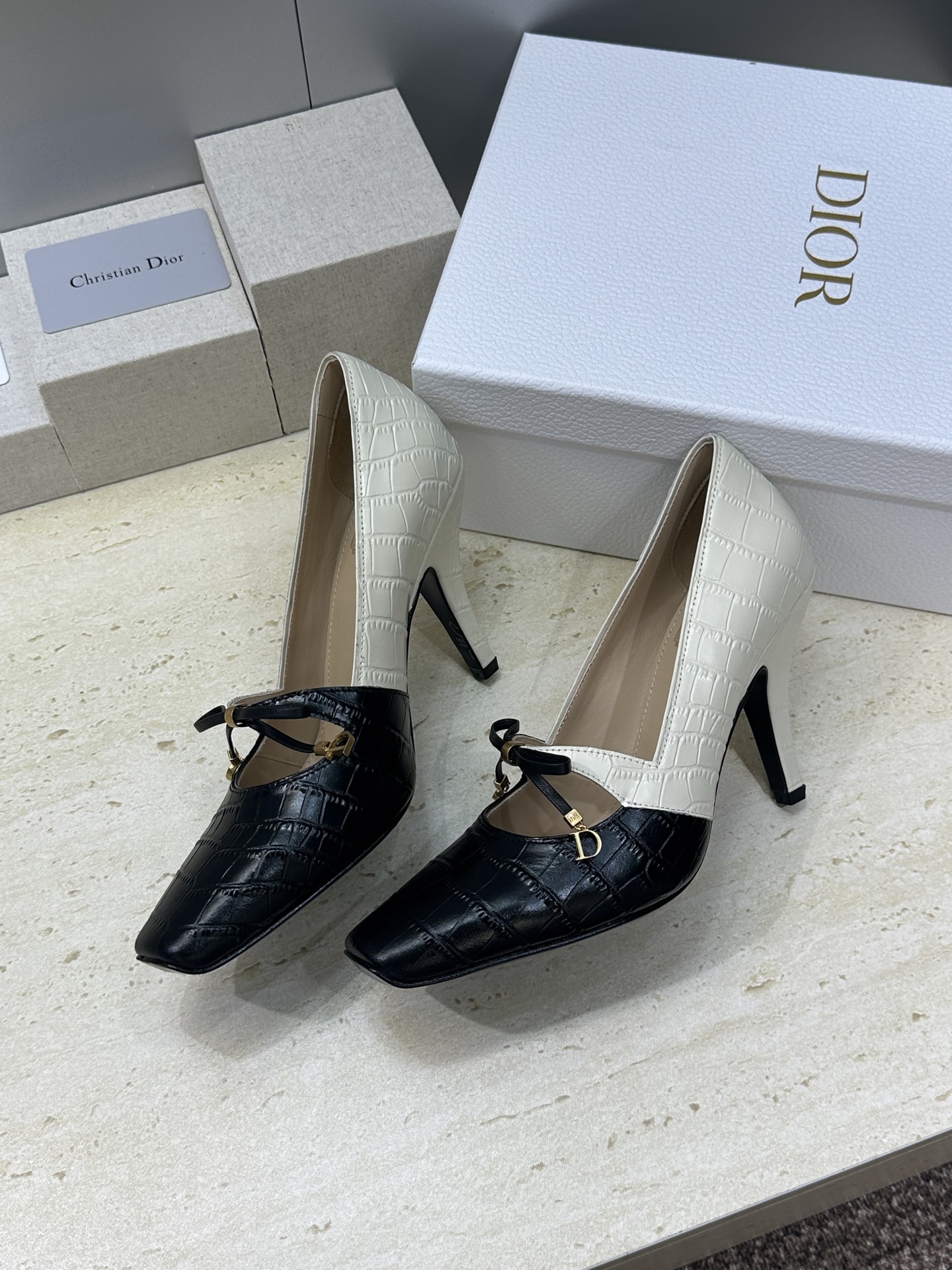 迪奥 Dior 2026 春夏新款高定系列 Muse 高跟蝴蝶结流苏玛丽珍芭蕾舞女鞋  明星同款CD字母