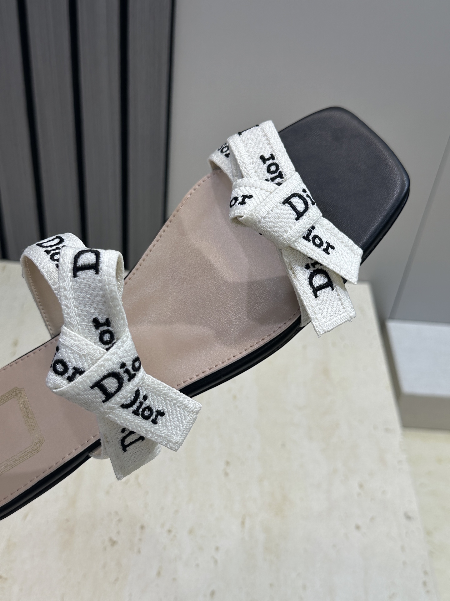 J'ADIOR 迪奥 Dior 2026 春夏新款高定系列Dentelle平底蝴蝶结织带女鞋  明星同款