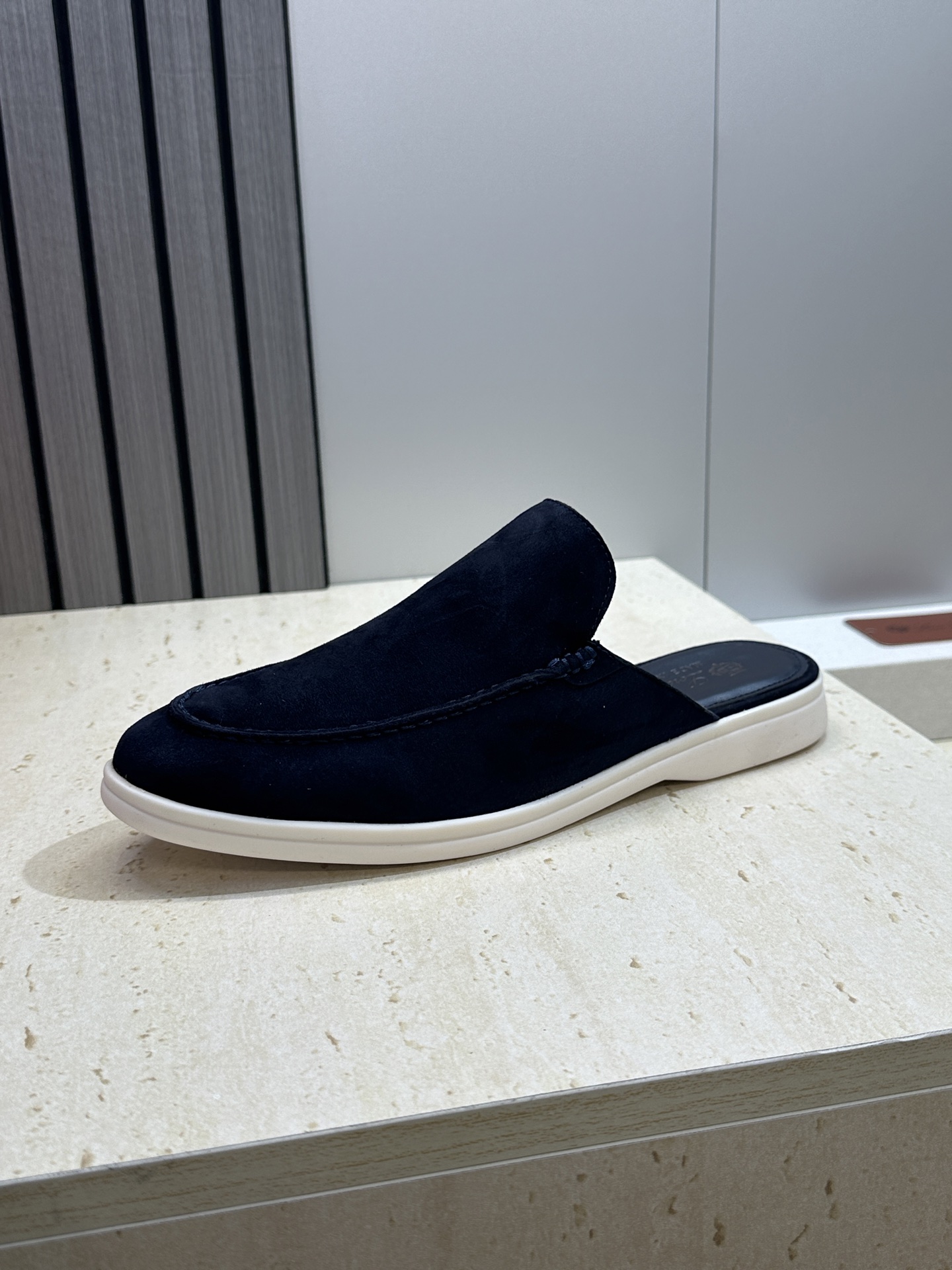 (配全套飞机盒)LORO PIANA 诺悠.翩雅 经典春夏果冻色平底穆勒凉拖男鞋 LP字母logo糖果色 (配全套飞机盒)LORO PIANA 诺悠.翩雅 经典春夏果冻色平底穆勒凉拖男鞋 LP字母logo糖果色