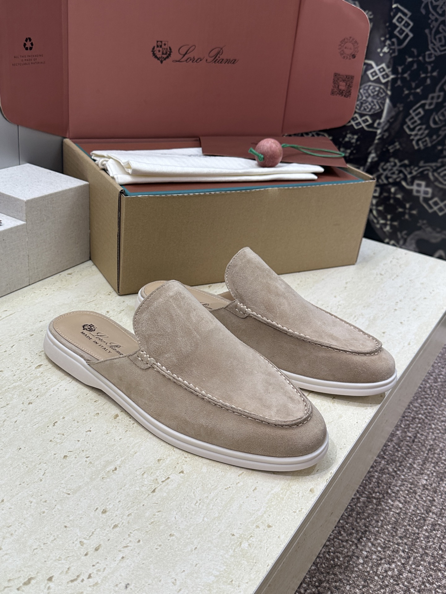 (配全套飞机盒)LORO PIANA 诺悠.翩雅 经典春夏果冻色平底穆勒凉拖男鞋 LP字母logo糖果色