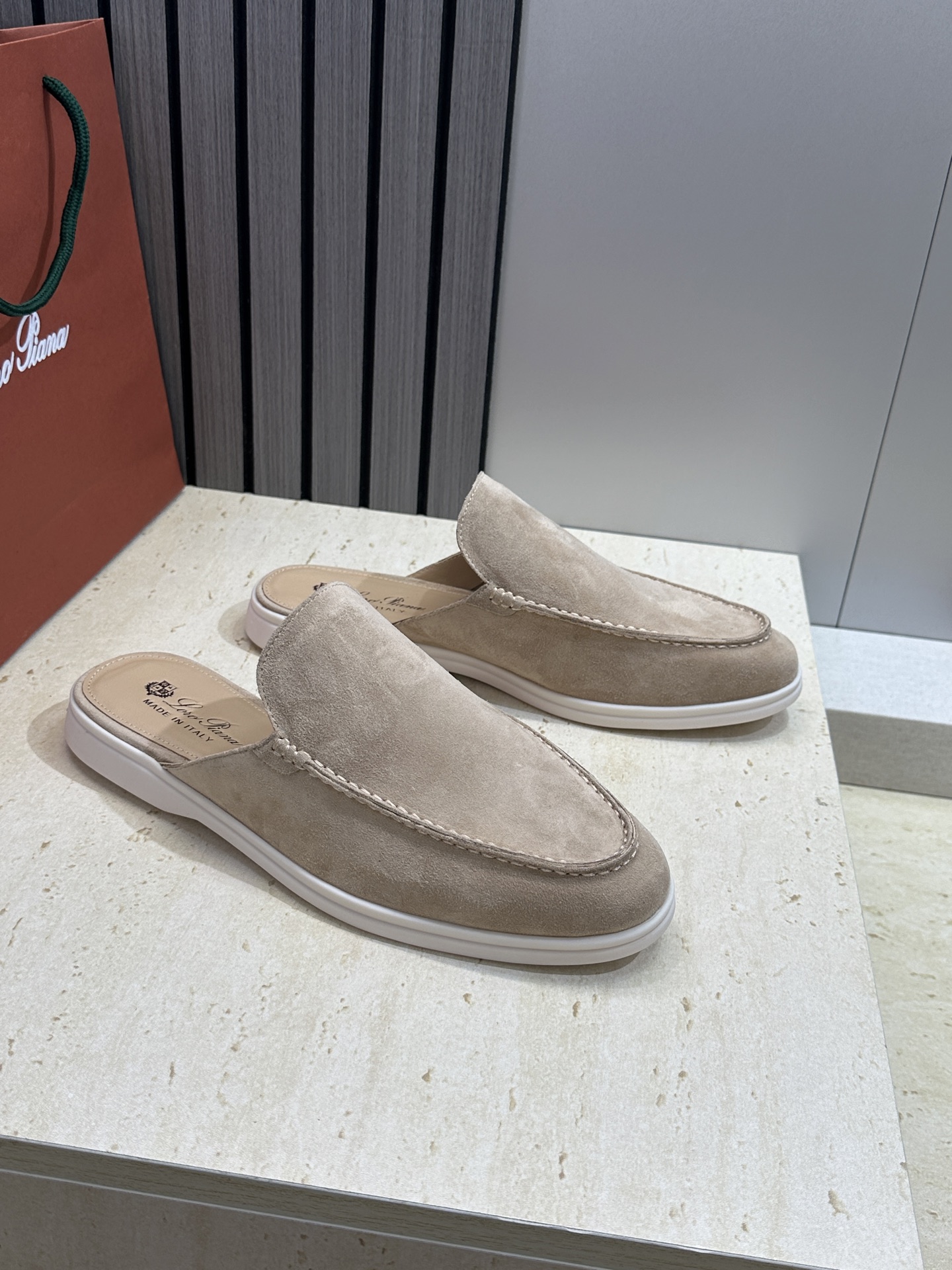 (配全套飞机盒)LORO PIANA 诺悠.翩雅 经典春夏果冻色平底穆勒凉拖男鞋 LP字母logo糖果色