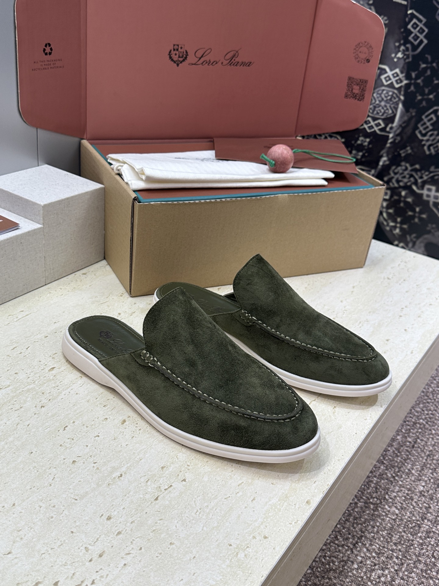 (配全套飞机盒)LORO PIANA 诺悠.翩雅 经典春夏果冻色平底穆勒凉拖男鞋 LP字母logo糖果色