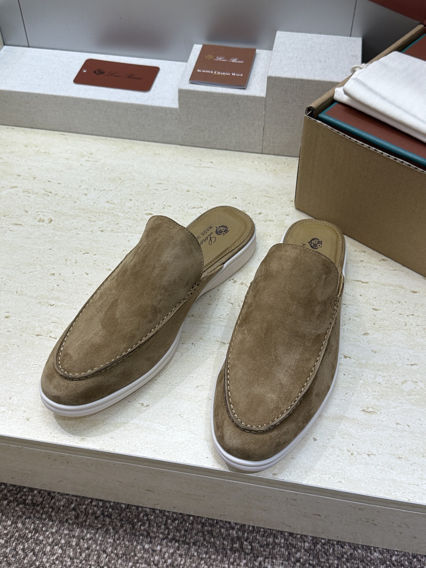 (配全套飞机盒)LORO PIANA 诺悠.翩雅 经典春夏果冻色平底穆勒凉拖男鞋 LP字母logo糖果色 (配全套飞机盒)LORO PIANA 诺悠.翩雅 经典春夏果冻色平底穆勒凉拖男鞋 LP字母logo糖果色
