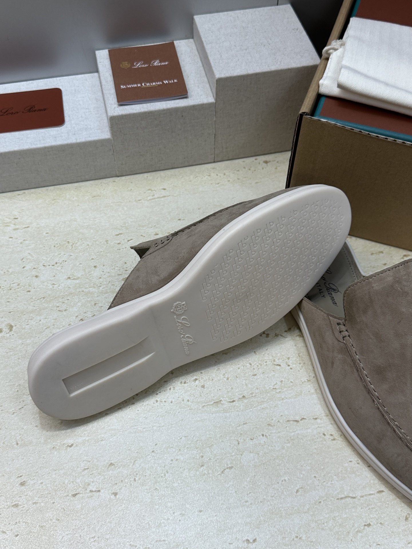 (配全套飞机盒)LORO PIANA 诺悠.翩雅 经典春夏果冻色平底穆勒凉拖男鞋 LP字母logo糖果色 (配全套飞机盒)LORO PIANA 诺悠.翩雅 经典春夏果冻色平底穆勒凉拖男鞋 LP字母logo糖果色