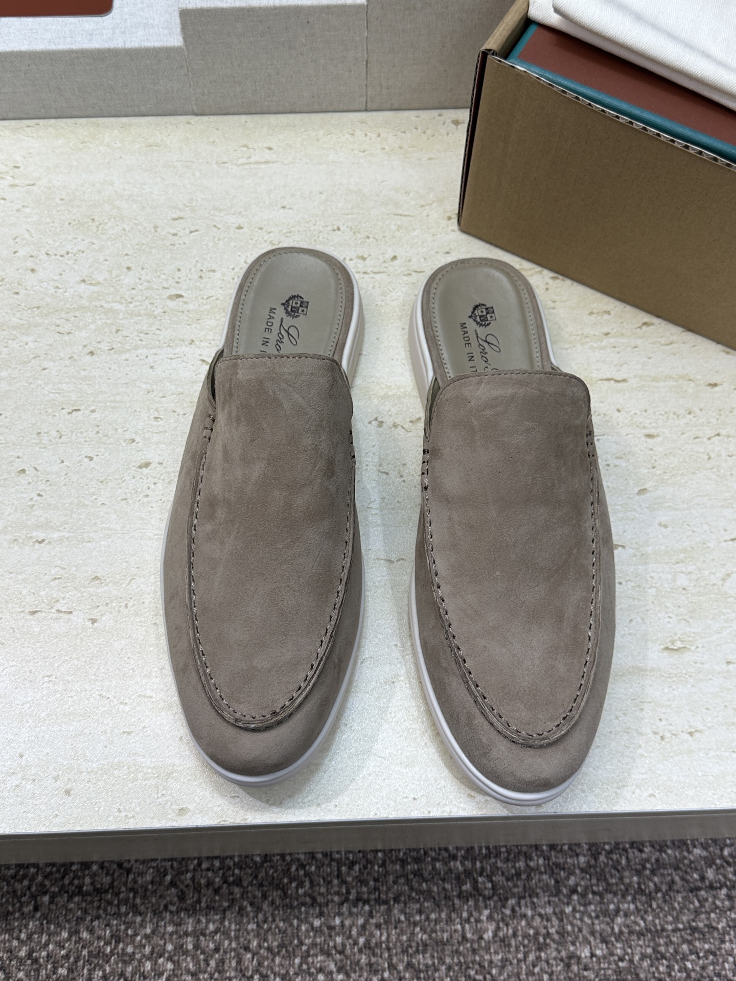 (配全套飞机盒)LORO PIANA 诺悠.翩雅 经典春夏果冻色平底穆勒凉拖男鞋 LP字母logo糖果色 (配全套飞机盒)LORO PIANA 诺悠.翩雅 经典春夏果冻色平底穆勒凉拖男鞋 LP字母logo糖果色