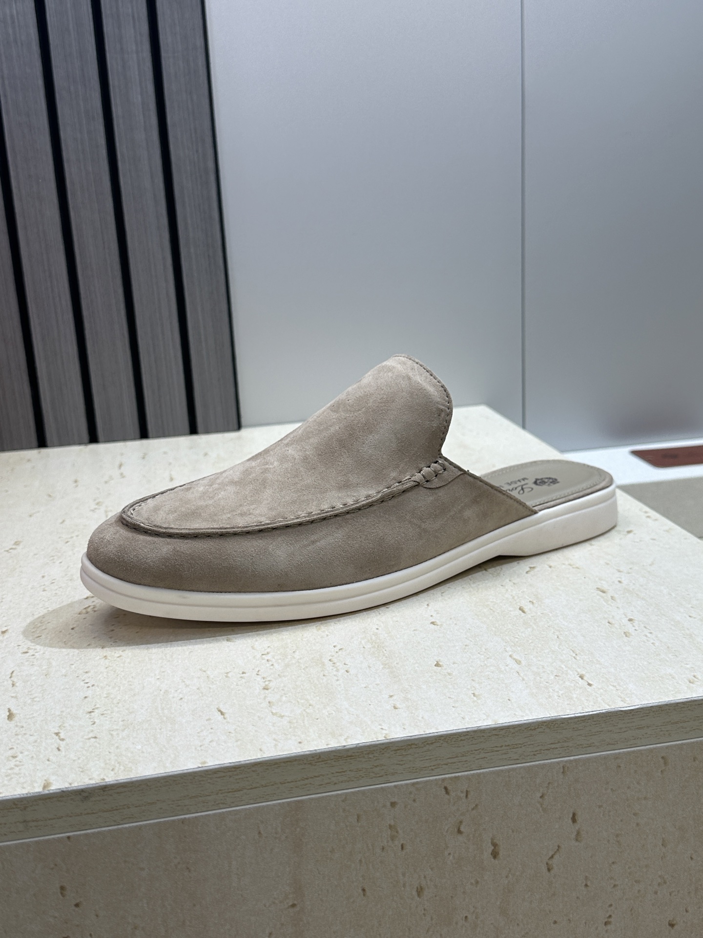 (配全套飞机盒)LORO PIANA 诺悠.翩雅 经典春夏果冻色平底穆勒凉拖男鞋 LP字母logo糖果色 (配全套飞机盒)LORO PIANA 诺悠.翩雅 经典春夏果冻色平底穆勒凉拖男鞋 LP字母logo糖果色