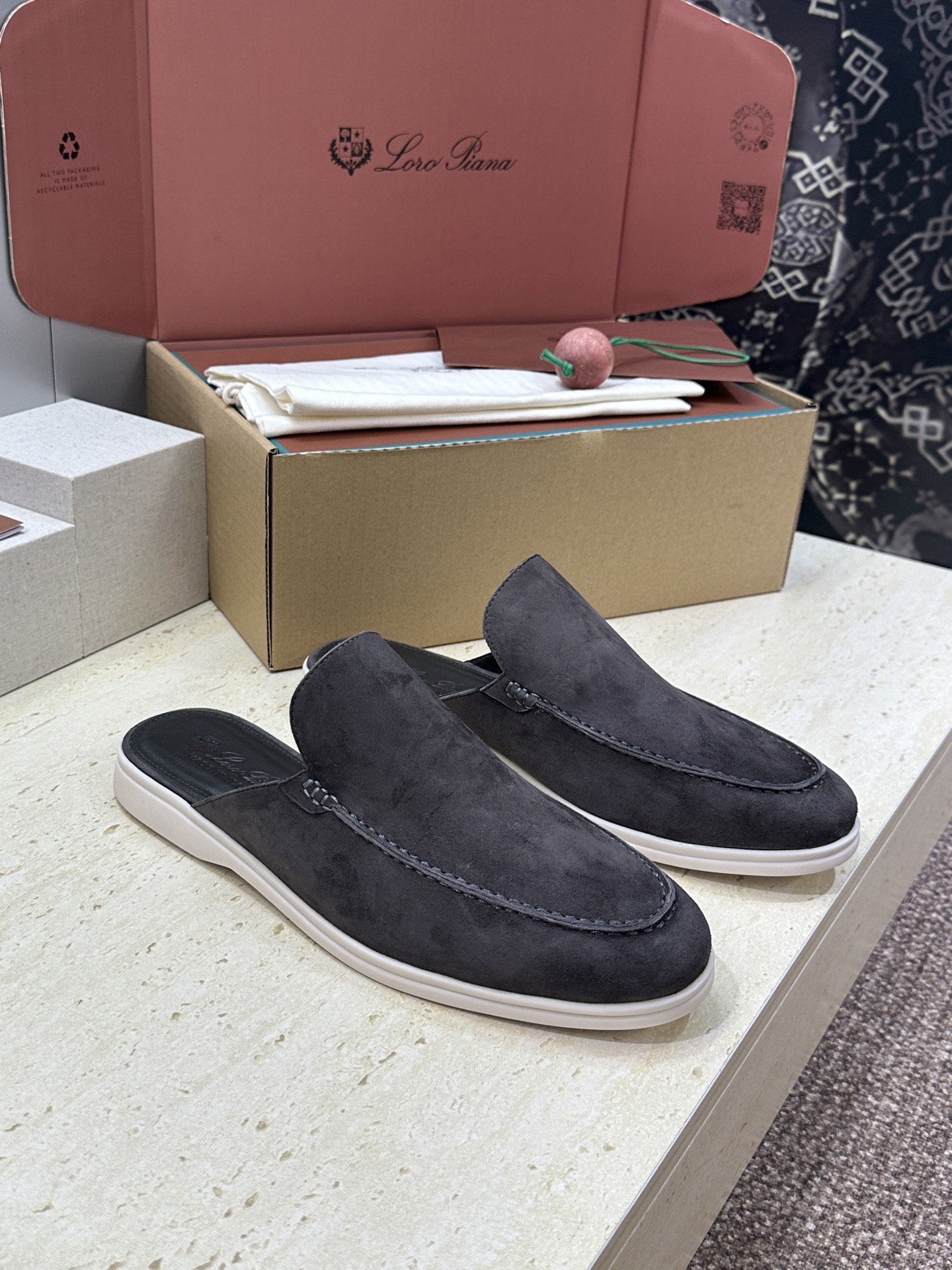 (配全套飞机盒)LORO PIANA 诺悠.翩雅 经典春夏果冻色平底穆勒凉拖男鞋 LP字母logo糖果色