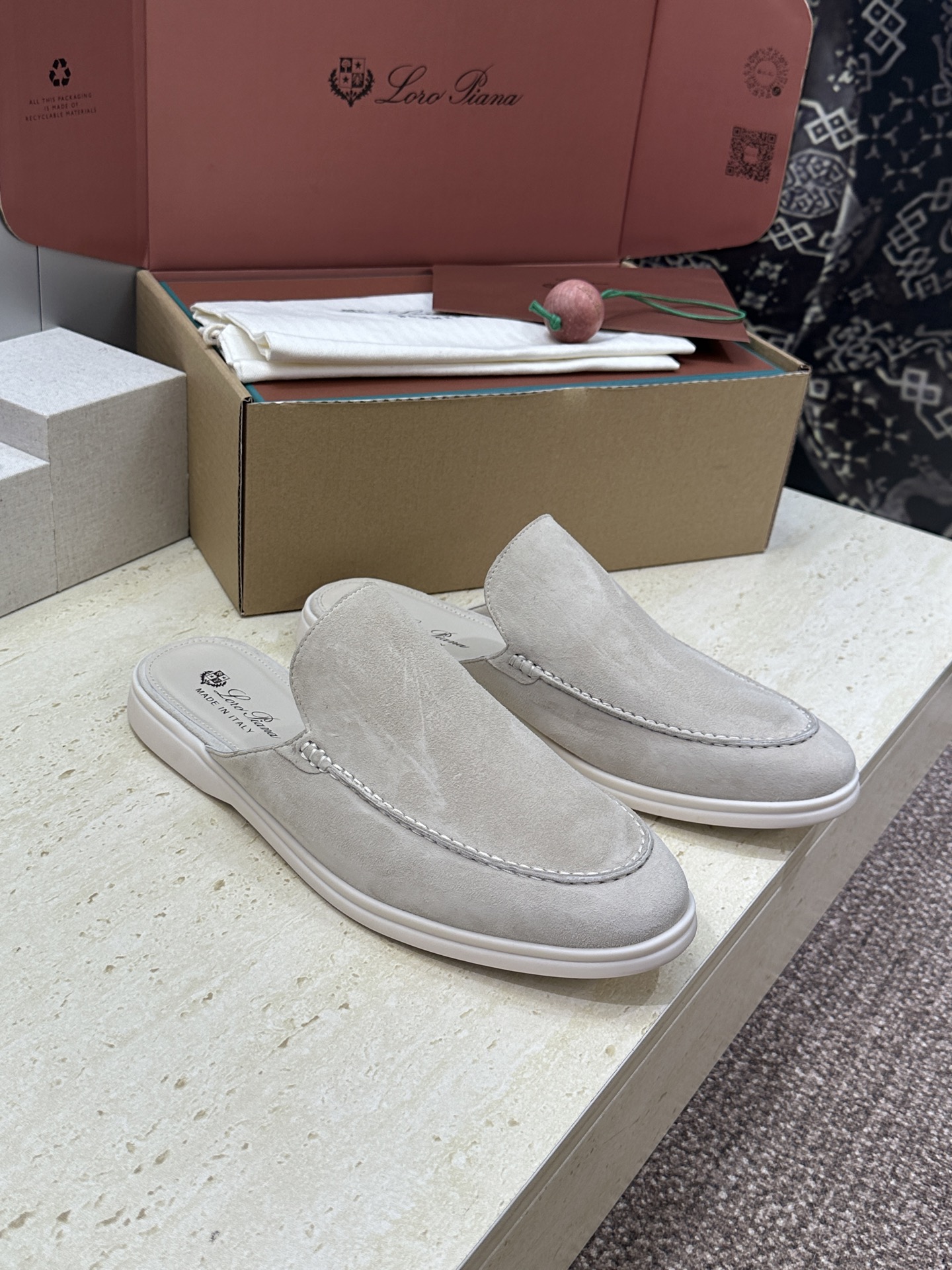 (配全套飞机盒)LORO PIANA 诺悠.翩雅 经典春夏果冻色平底穆勒凉拖男鞋 LP字母logo糖果色