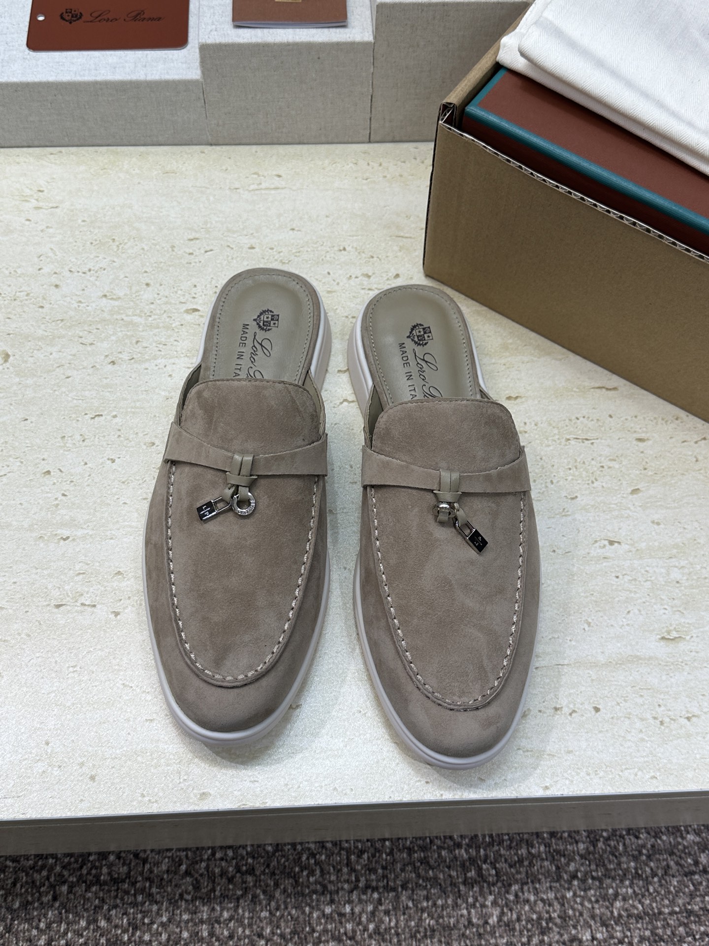 (配全套飞机盒)LORO PIANA 诺悠.翩雅 经典春夏果冻色平底流苏穆勒凉拖女鞋 LP字母logo五