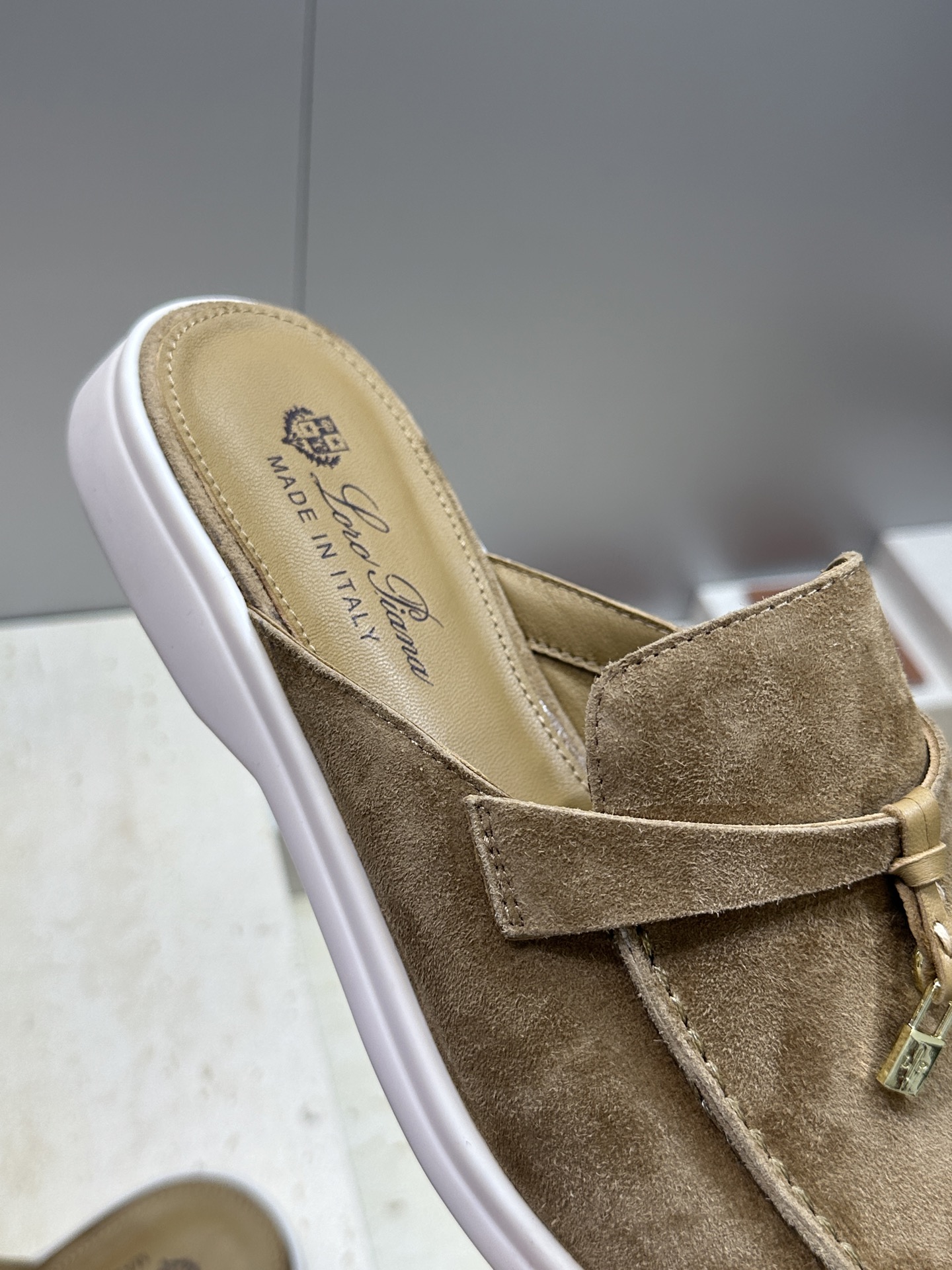 (配全套飞机盒)LORO PIANA 诺悠.翩雅 经典春夏果冻色平底流苏穆勒凉拖女鞋 LP字母logo五
