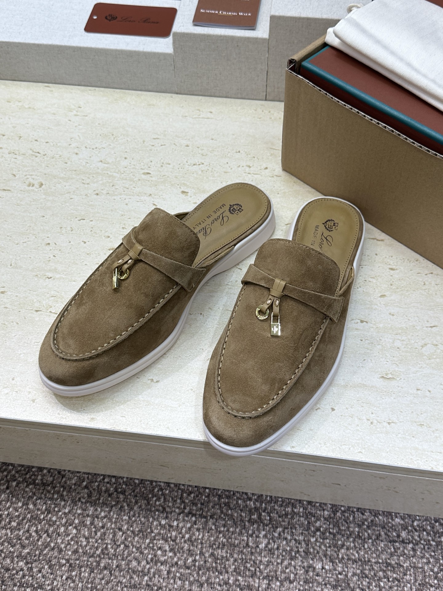 (配全套飞机盒)LORO PIANA 诺悠.翩雅 经典春夏果冻色平底流苏穆勒凉拖女鞋 LP字母logo五