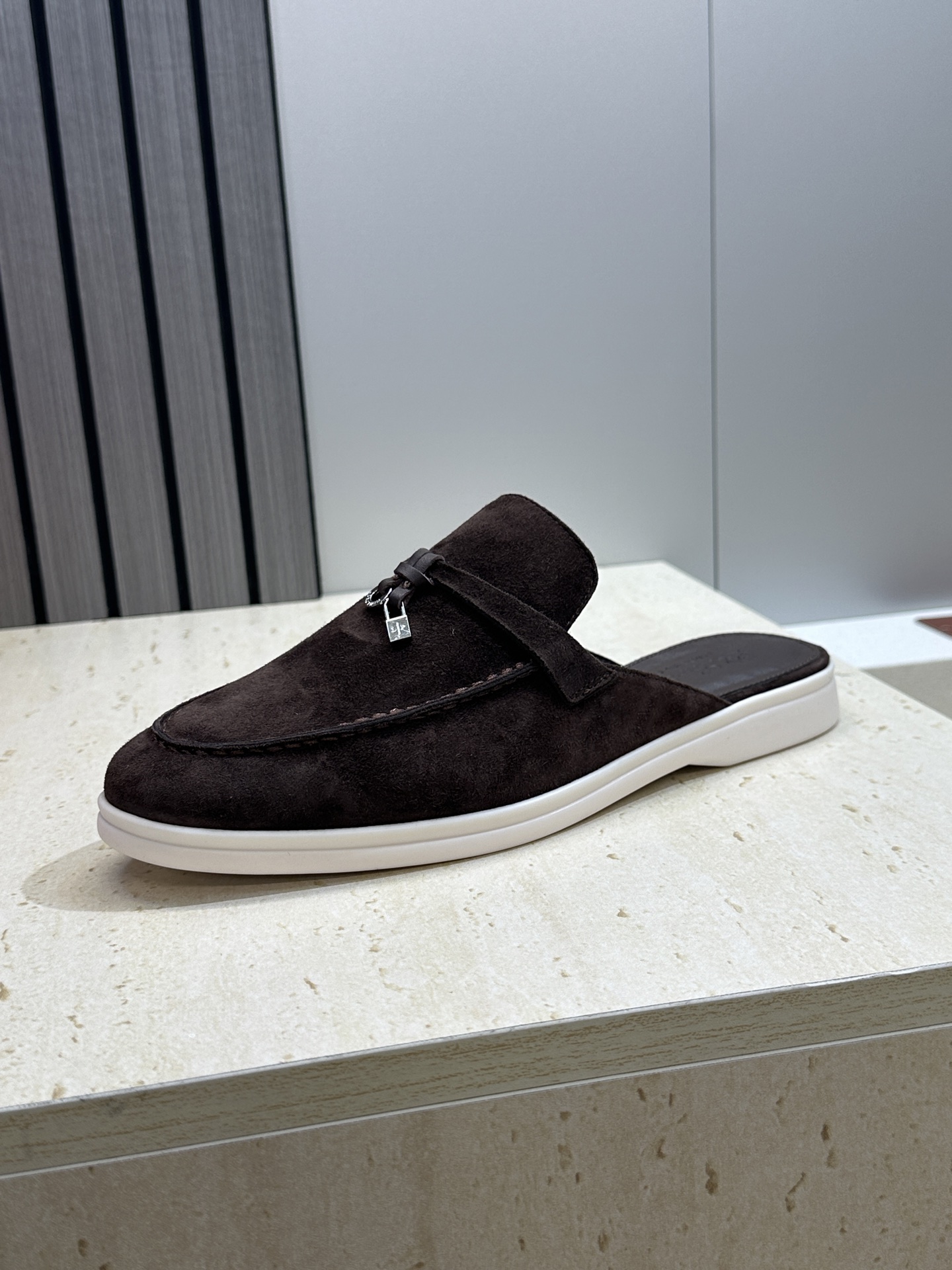 (配全套飞机盒)LORO PIANA 诺悠.翩雅 经典春夏果冻色平底流苏穆勒凉拖女鞋 LP字母logo五
