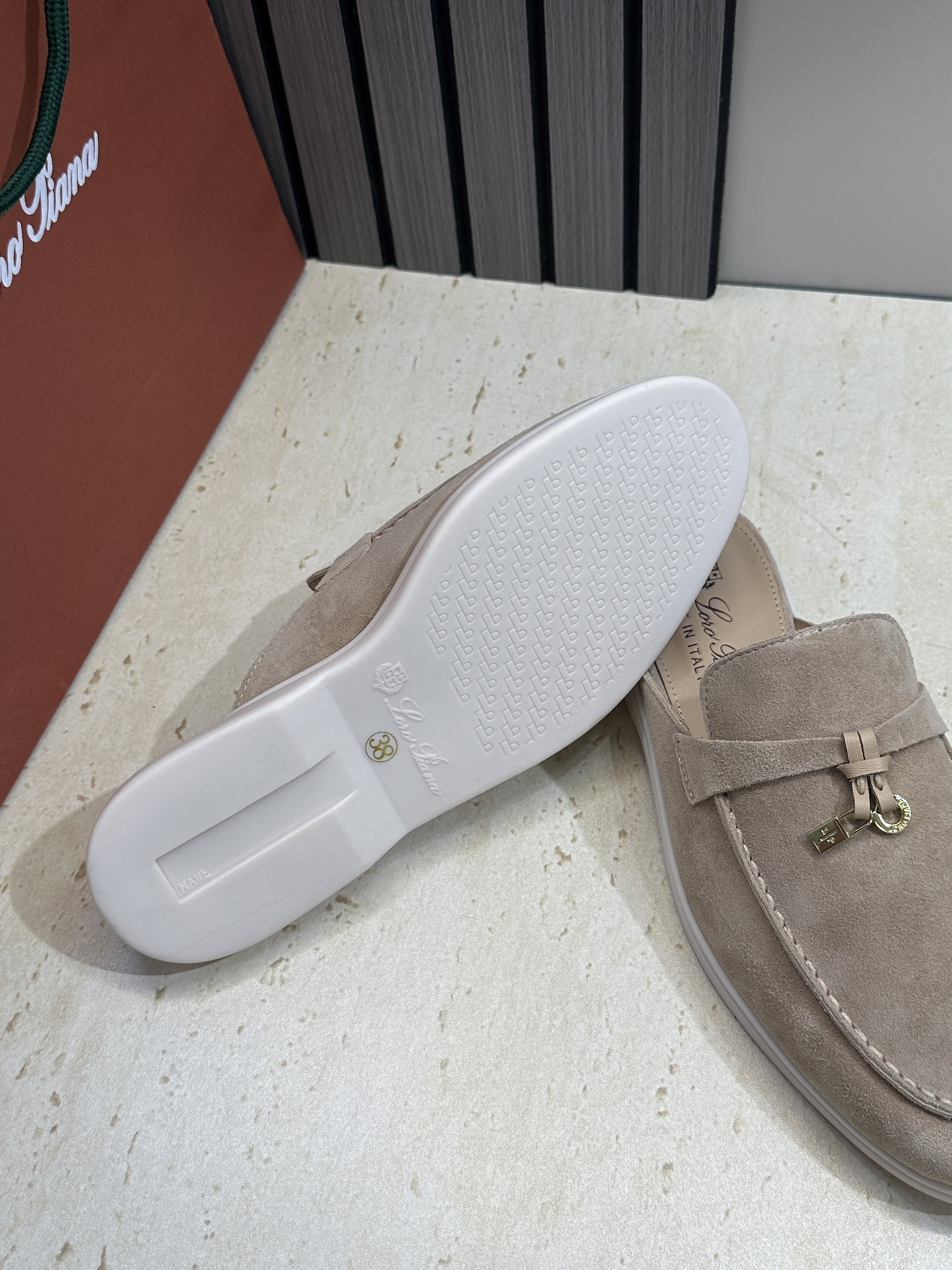(配全套飞机盒)LORO PIANA 诺悠.翩雅 经典春夏果冻色平底流苏穆勒凉拖女鞋 LP字母logo五