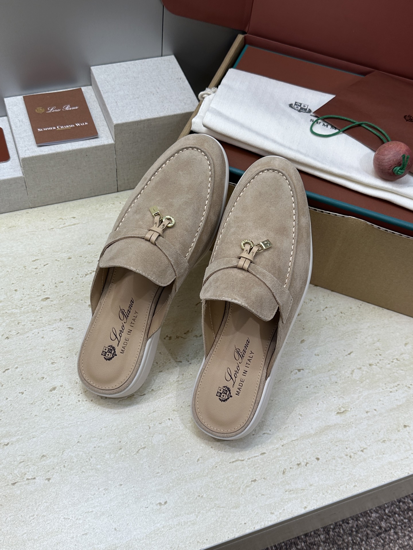 (配全套飞机盒)LORO PIANA 诺悠.翩雅 经典春夏果冻色平底流苏穆勒凉拖女鞋 LP字母logo五