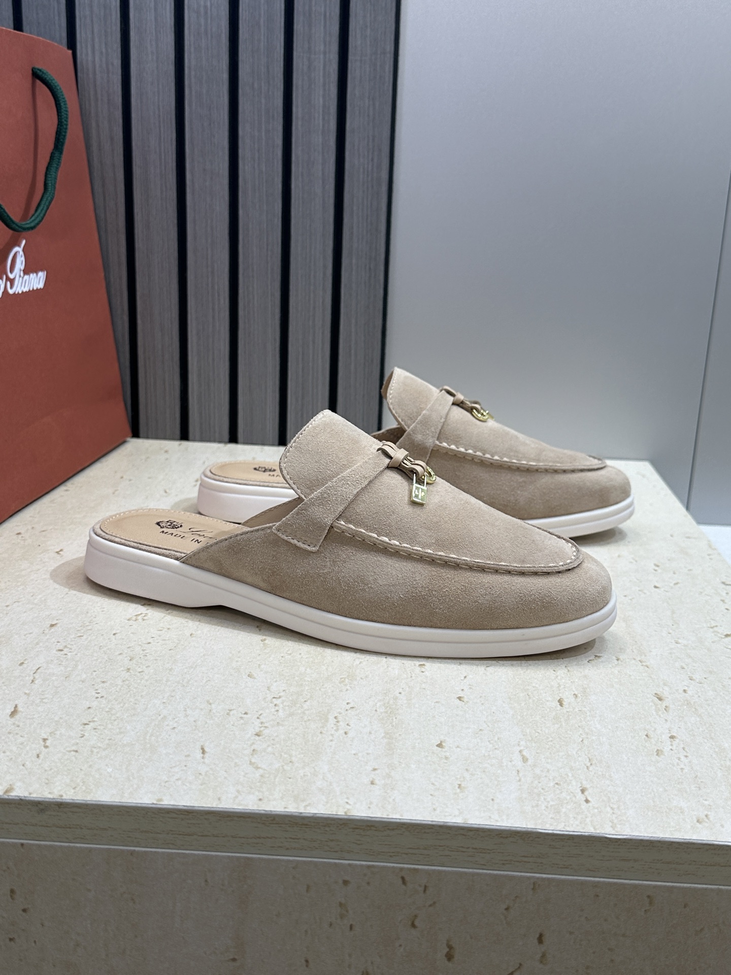 (配全套飞机盒)LORO PIANA 诺悠.翩雅 经典春夏果冻色平底流苏穆勒凉拖女鞋 LP字母logo五