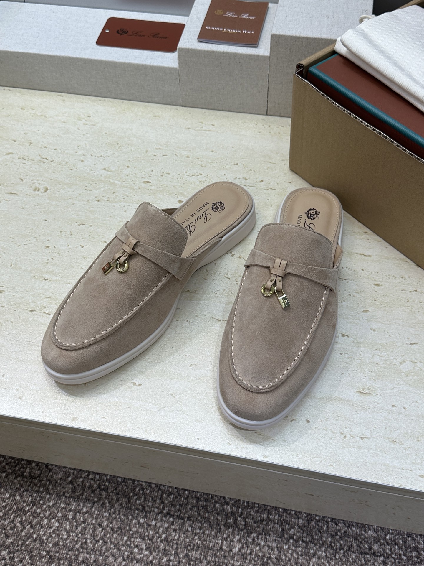 (配全套飞机盒)LORO PIANA 诺悠.翩雅 经典春夏果冻色平底流苏穆勒凉拖女鞋 LP字母logo五