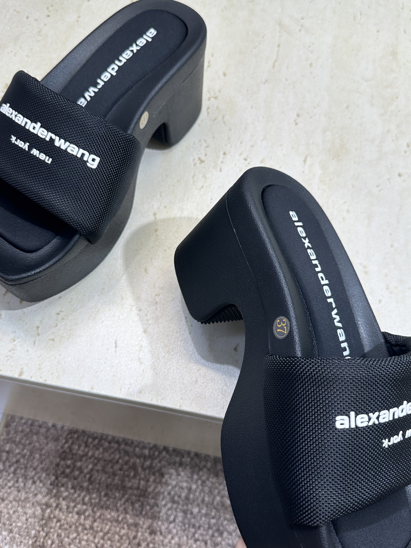 Alexander Wang 2026春夏新款平底沙滩女鞋 亚历山大 .王明星同款字母logo厚底方头露
