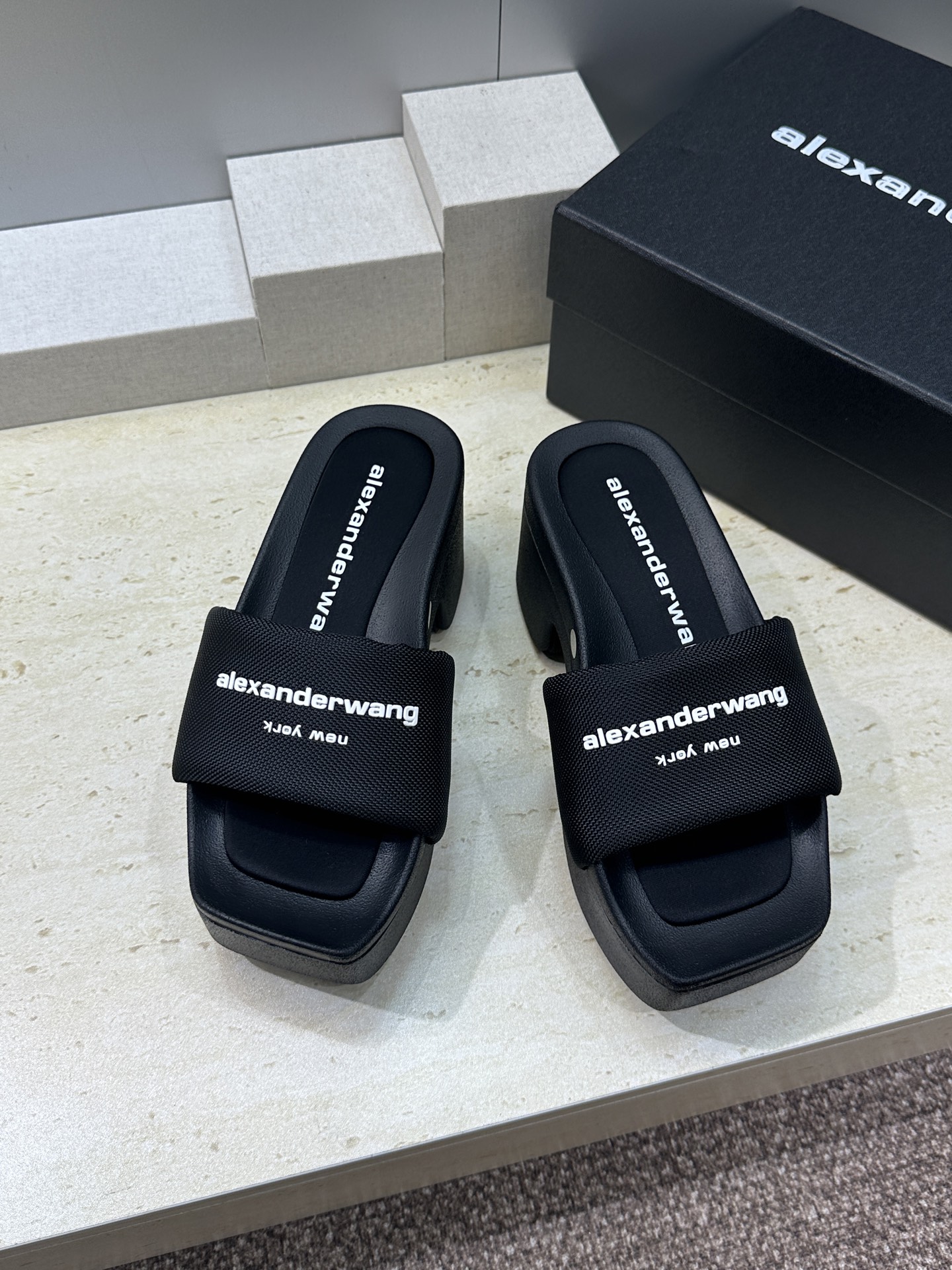 Alexander Wang 2026春夏新款平底沙滩女鞋 亚历山大 .王明星同款字母logo厚底方头露