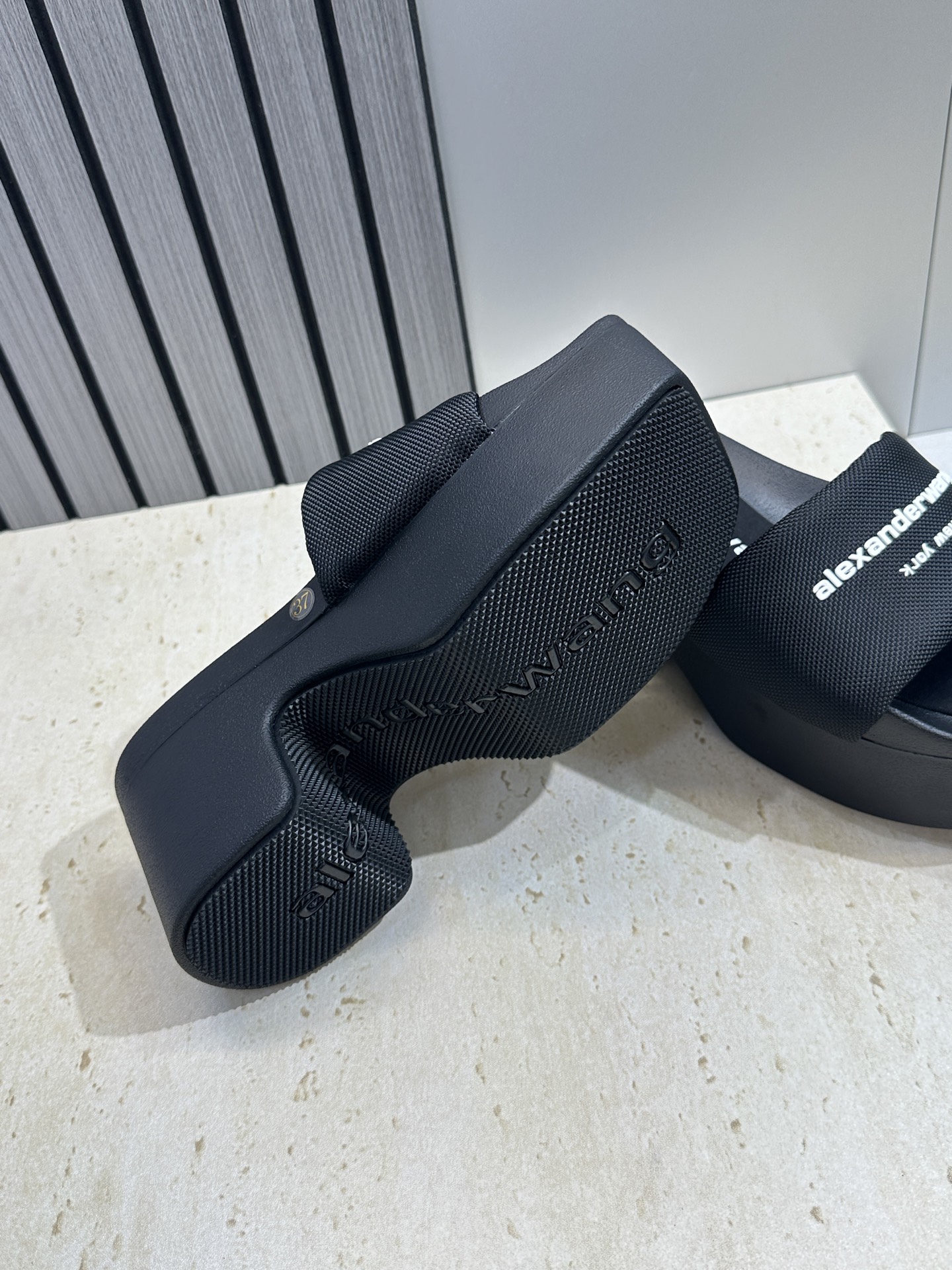 Alexander Wang 2026春夏新款平底沙滩女鞋 亚历山大 .王明星同款字母logo厚底方头露