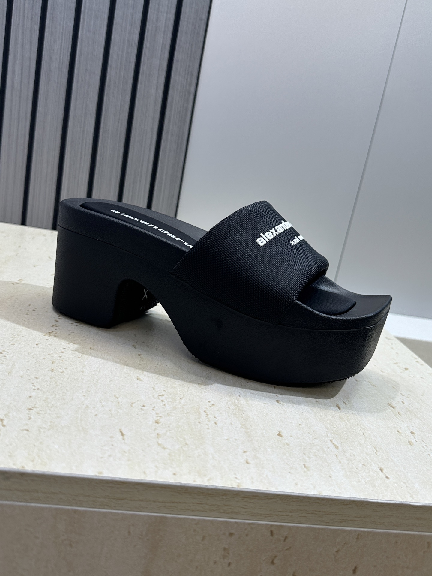 Alexander Wang 2026春夏新款平底沙滩女鞋 亚历山大 .王明星同款字母logo厚底方头露
