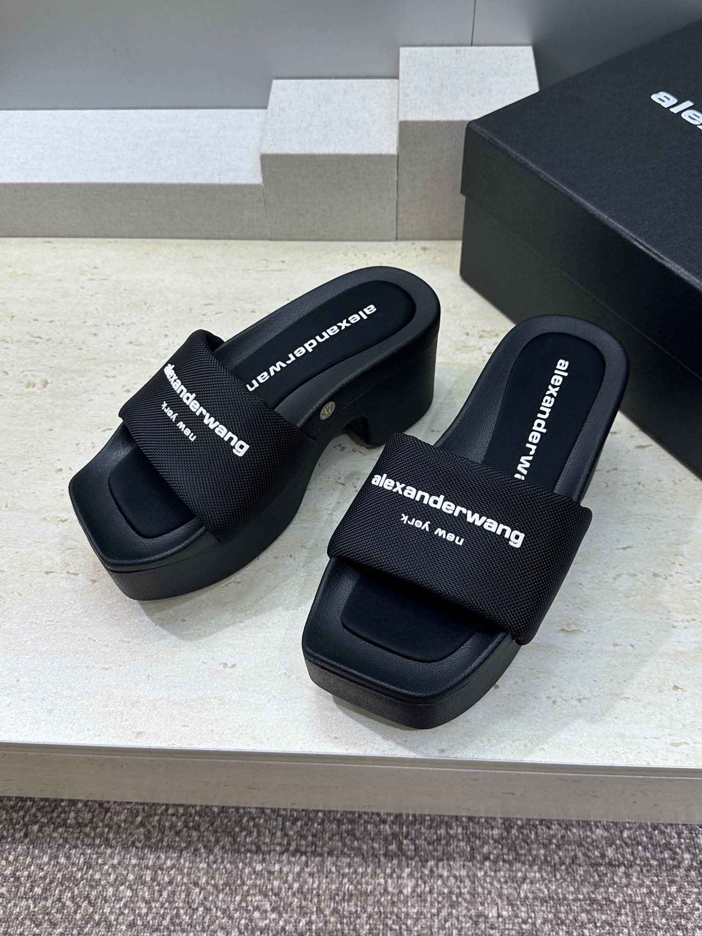 Alexander Wang 2026春夏新款平底沙滩女鞋 亚历山大 .王明星同款字母logo厚底方头露