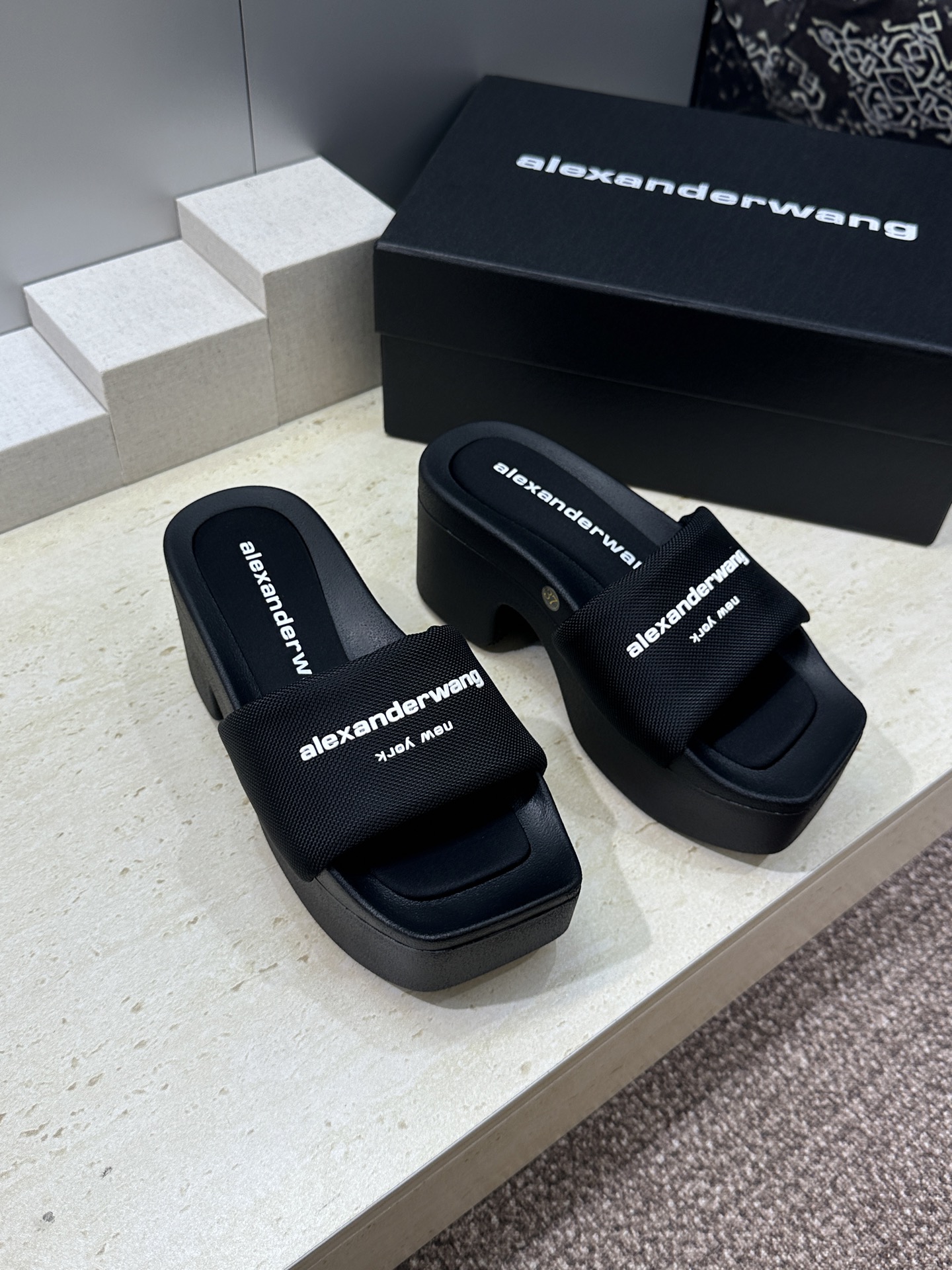 Alexander Wang 2026春夏新款平底沙滩女鞋 亚历山大 .王明星同款字母logo厚底方头露