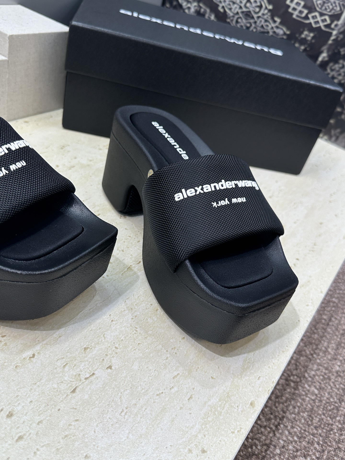 Alexander Wang 2026春夏新款平底沙滩女鞋 亚历山大 .王明星同款字母logo厚底方头露