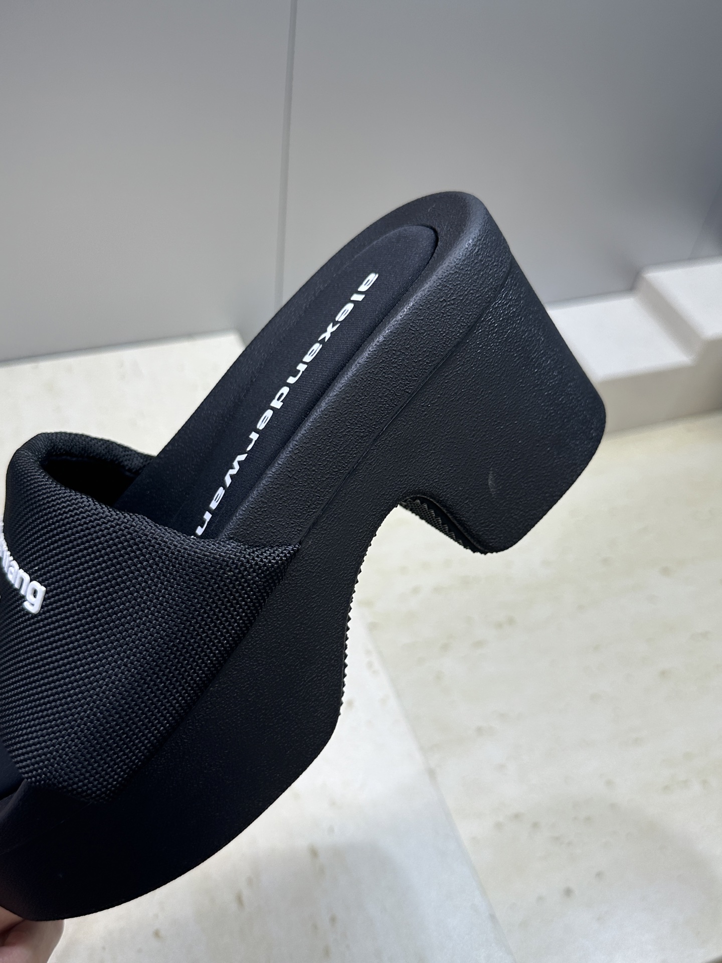 Alexander Wang 2026春夏新款平底沙滩女鞋 亚历山大 .王明星同款字母logo厚底方头露