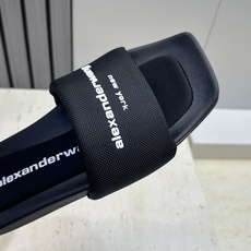 Alexander Wang 2026春夏新款平底沙滩女鞋 亚历山大 .王明星同款字母logo厚底方头露 Alexander Wang 2026春夏新款平底沙滩女鞋 亚历山大 .王明星同款字母logo厚底方头露