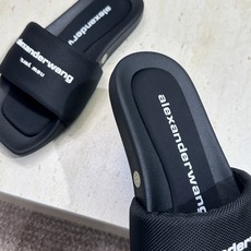 Alexander Wang 2026春夏新款平底沙滩女鞋 亚历山大 .王明星同款字母logo厚底方头露 Alexander Wang 2026春夏新款平底沙滩女鞋 亚历山大 .王明星同款字母logo厚底方头露