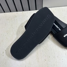 Alexander Wang 2026春夏新款平底沙滩女鞋 亚历山大 .王明星同款字母logo厚底方头露 Alexander Wang 2026春夏新款平底沙滩女鞋 亚历山大 .王明星同款字母logo厚底方头露