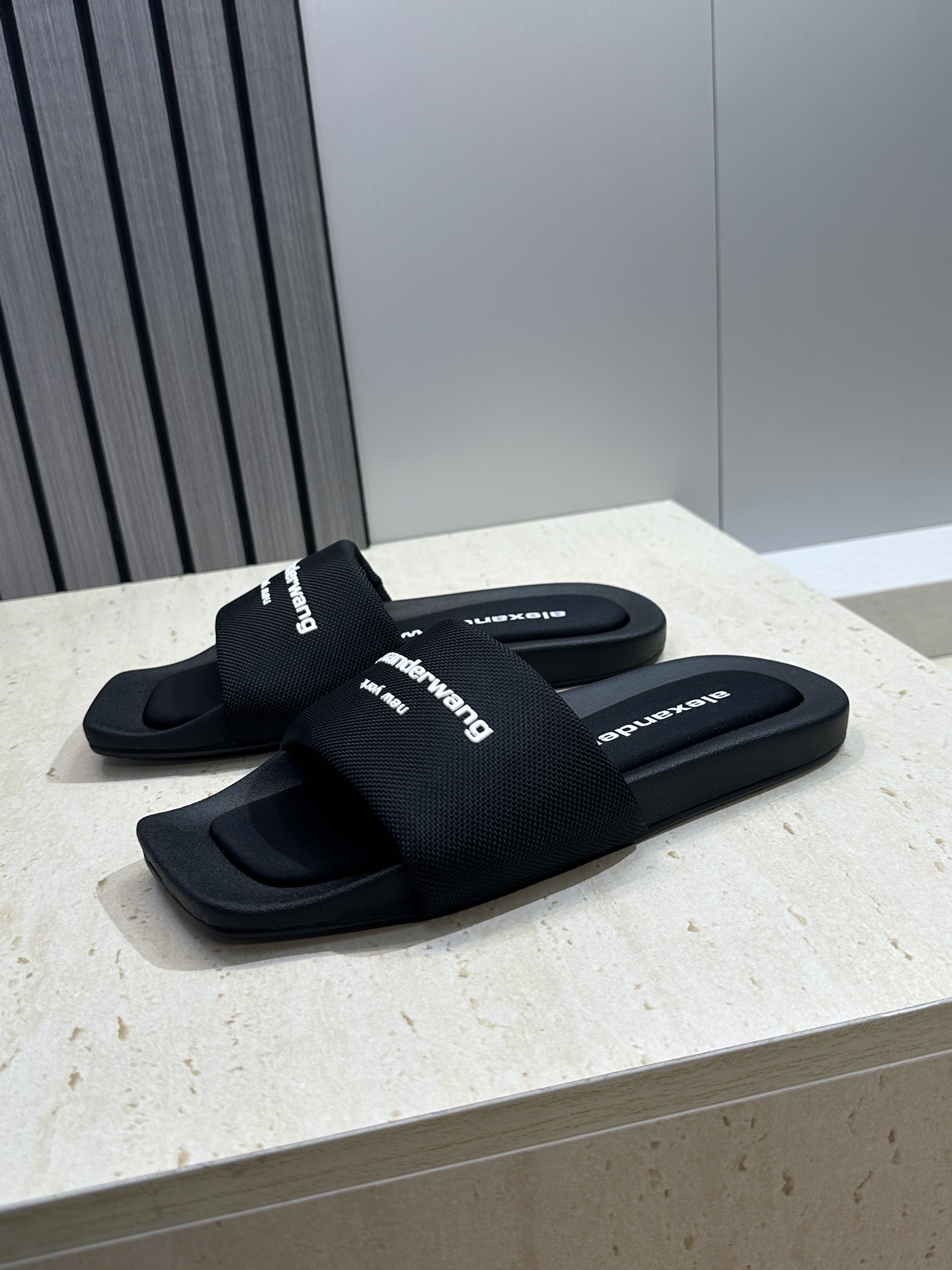 Alexander Wang 2026春夏新款平底沙滩女鞋 亚历山大 .王明星同款字母logo厚底方头露 Alexander Wang 2026春夏新款平底沙滩女鞋 亚历山大 .王明星同款字母logo厚底方头露
