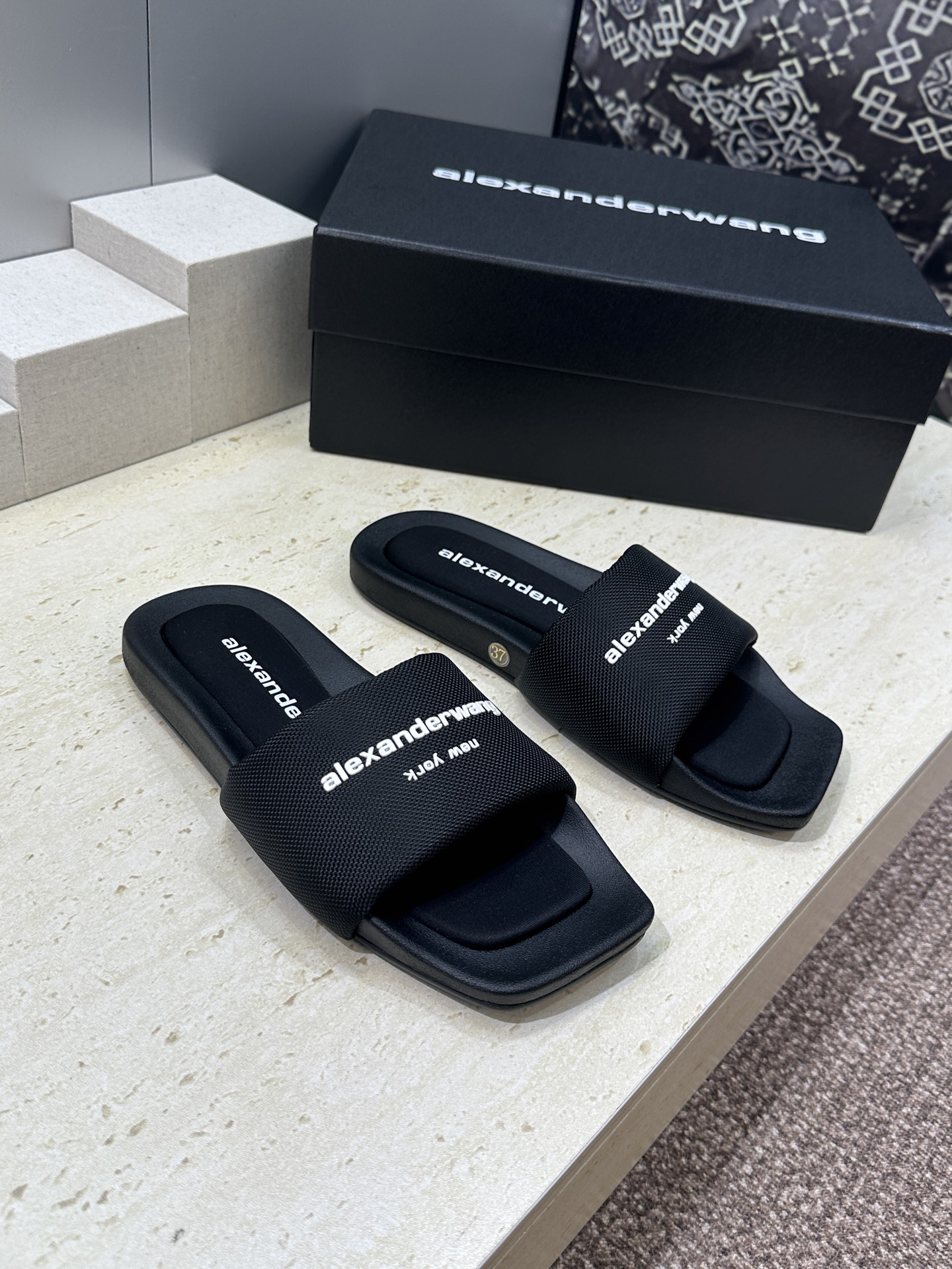 Alexander Wang 2026春夏新款平底沙滩女鞋 亚历山大 .王明星同款字母logo厚底方头露
