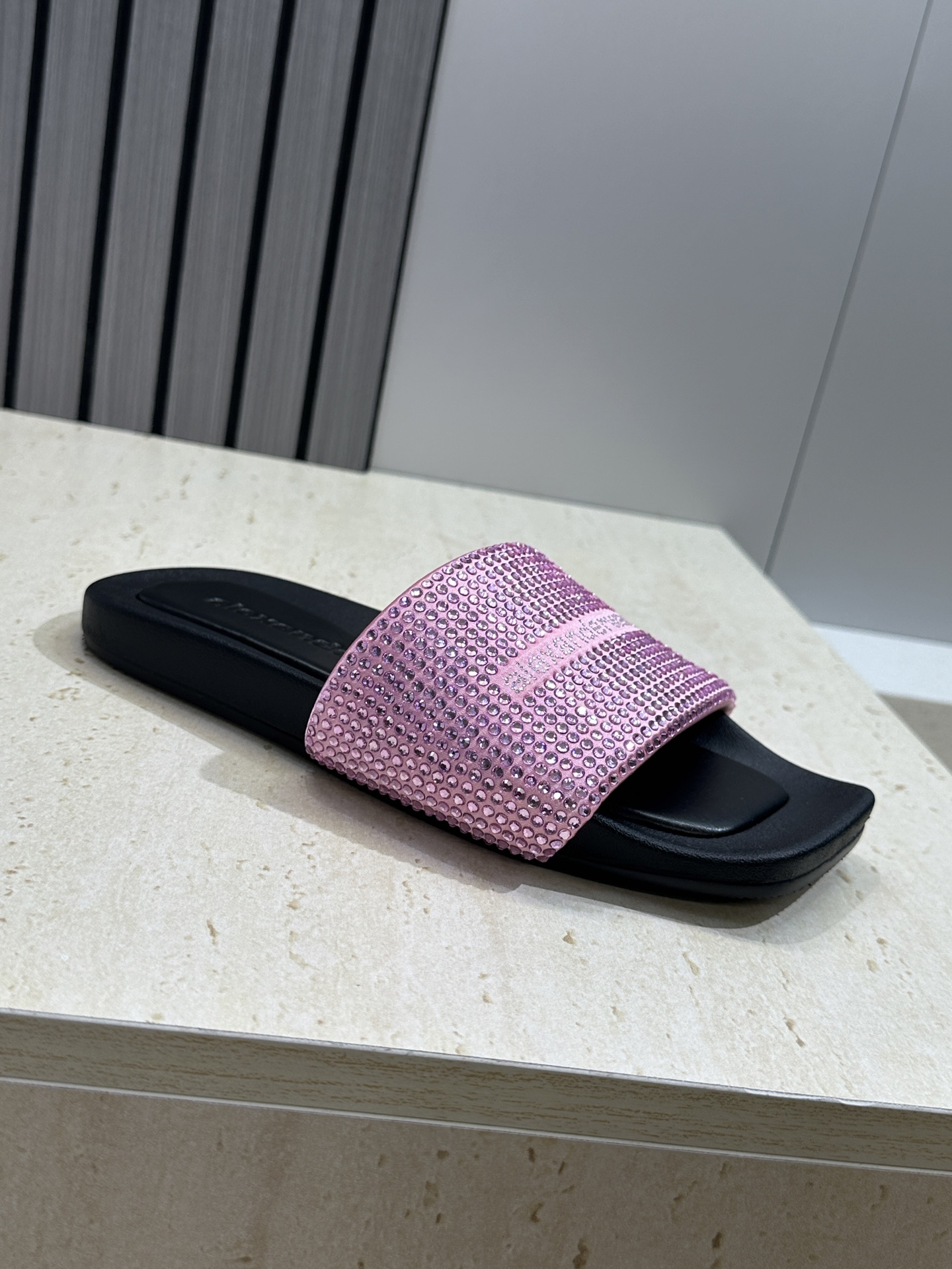 Alexanderwang 2026春夏新款水钻女鞋 亚历山大.王 字母logo平底方头露趾凉拖鞋材质: Alexanderwang 2026春夏新款水钻女鞋 亚历山大.王 字母logo平底方头露趾凉拖鞋材质: