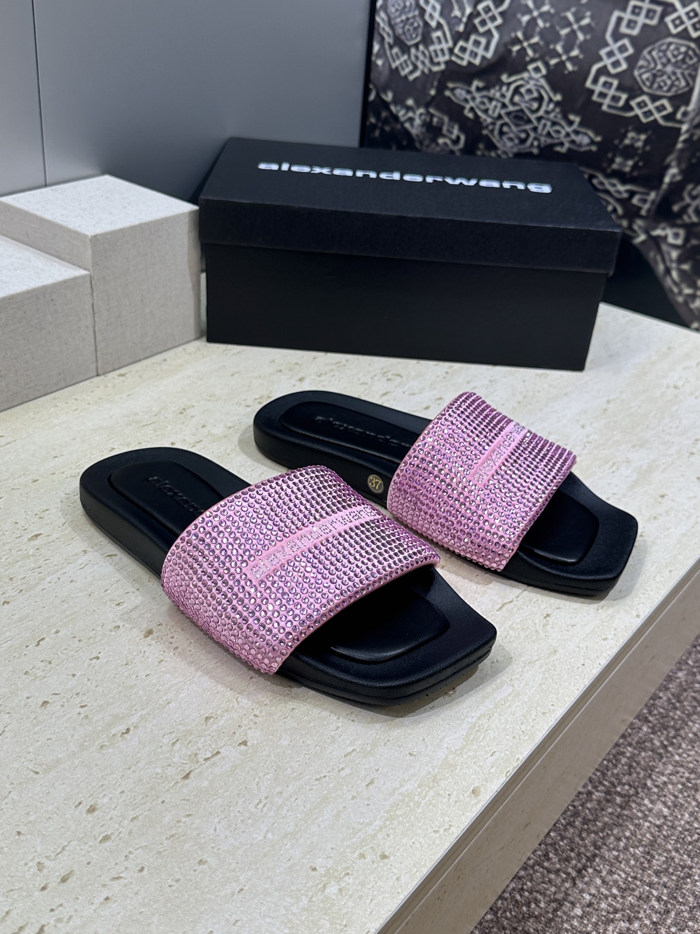 Alexanderwang 2026春夏新款水钻女鞋 亚历山大.王 字母logo平底方头露趾凉拖鞋材质: