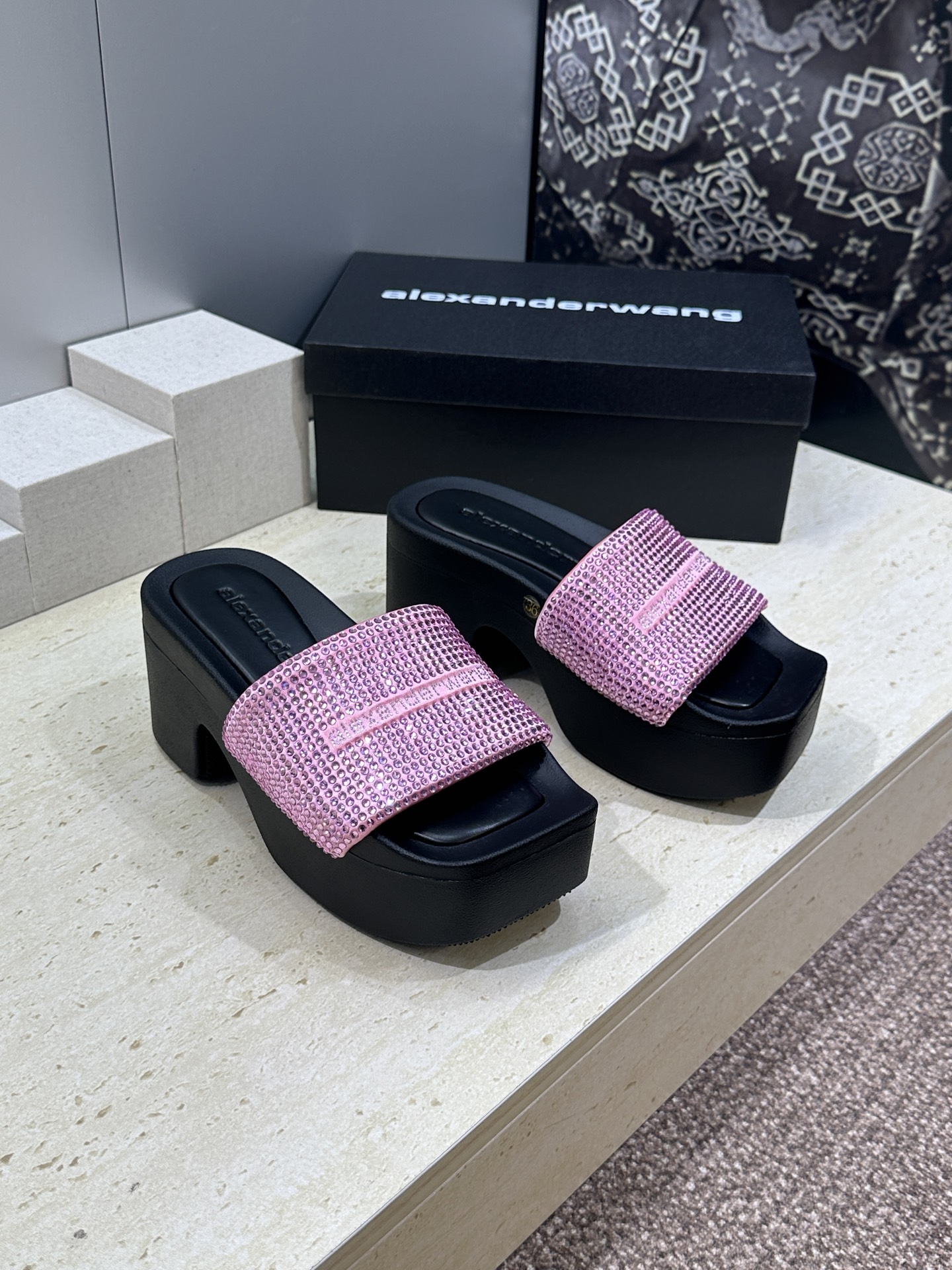 Alexander Wang 2026春夏新款粗跟水钻女鞋 亚历山大 .王明星同款字母logo厚底方头露